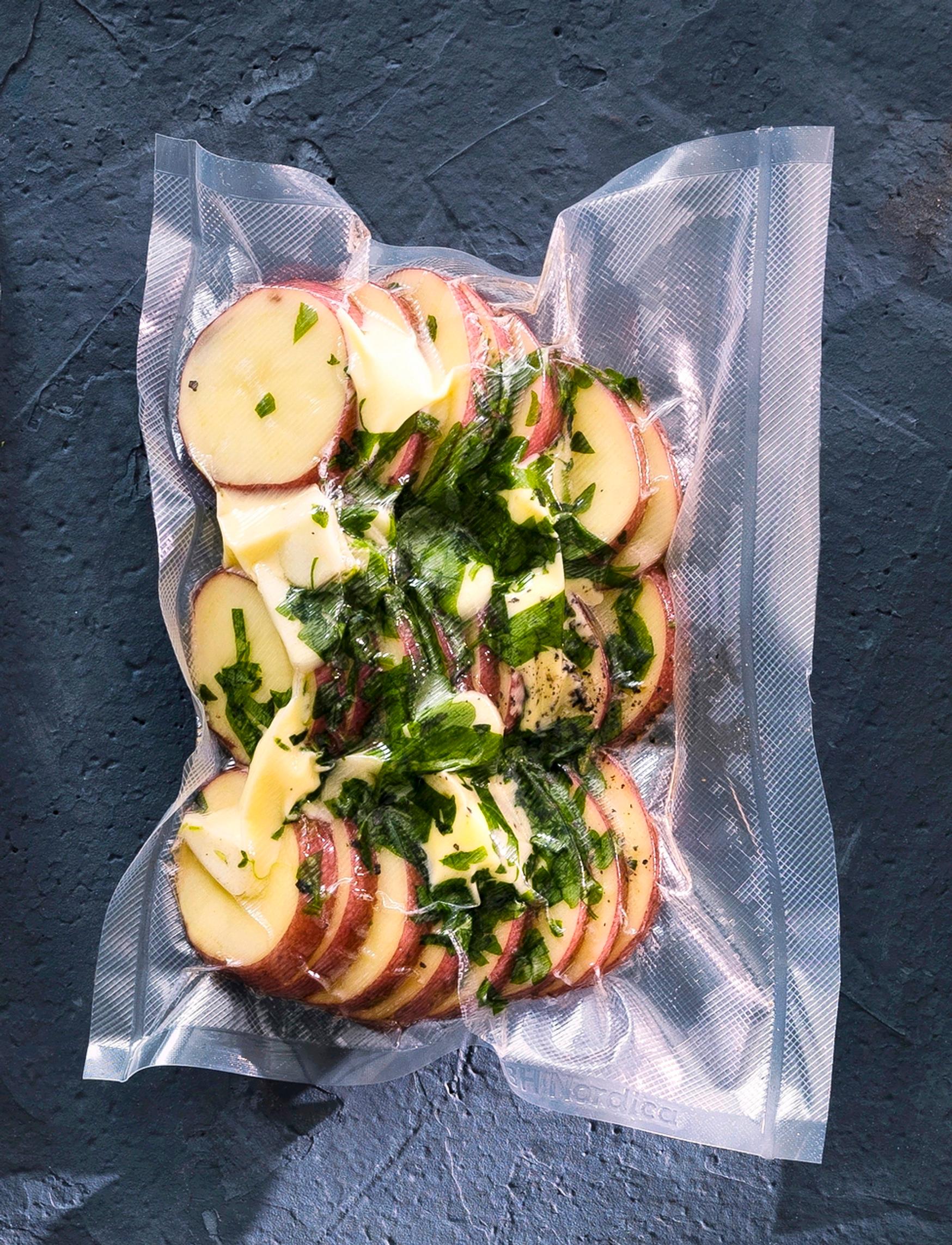Sous vide -yrttiperunat