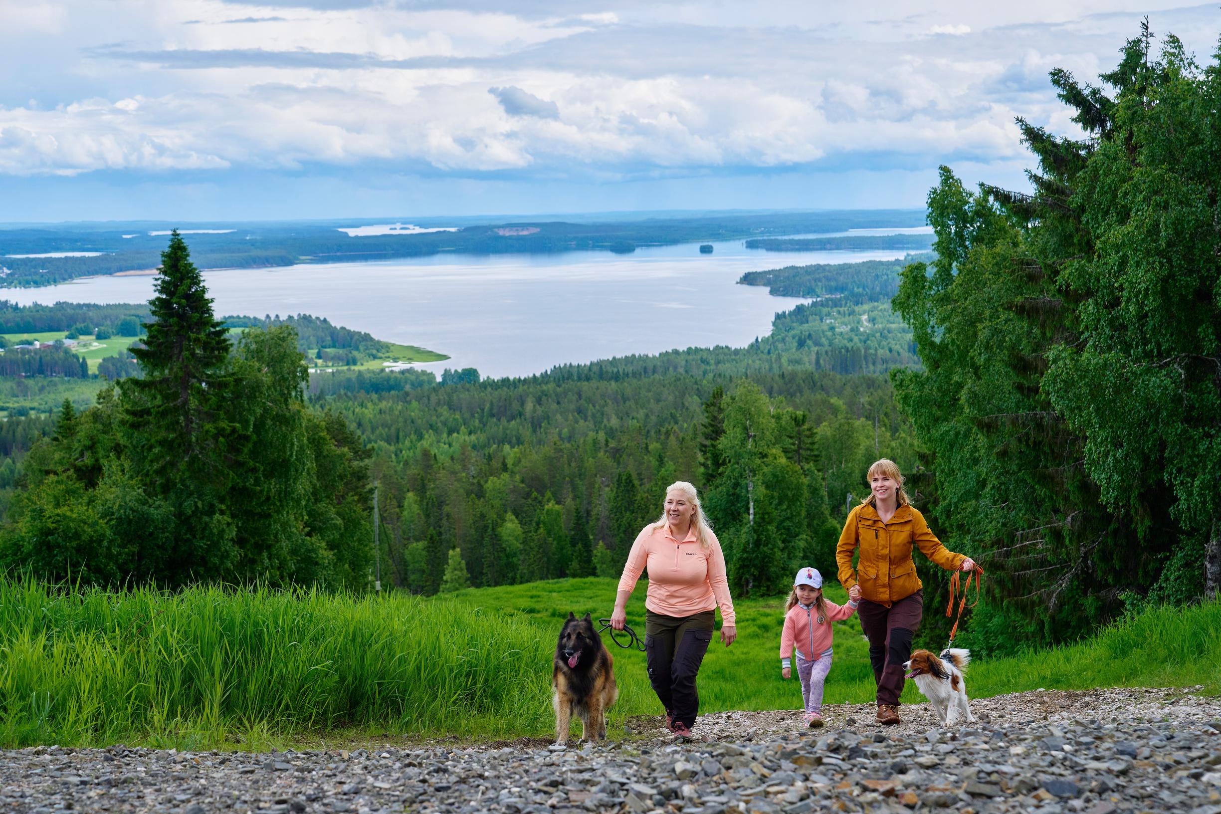 Retkeily Vuokatin huikeissa maisemissa sopii kaikille: ”Lapsetkin pääsevät seikkailemaan!”