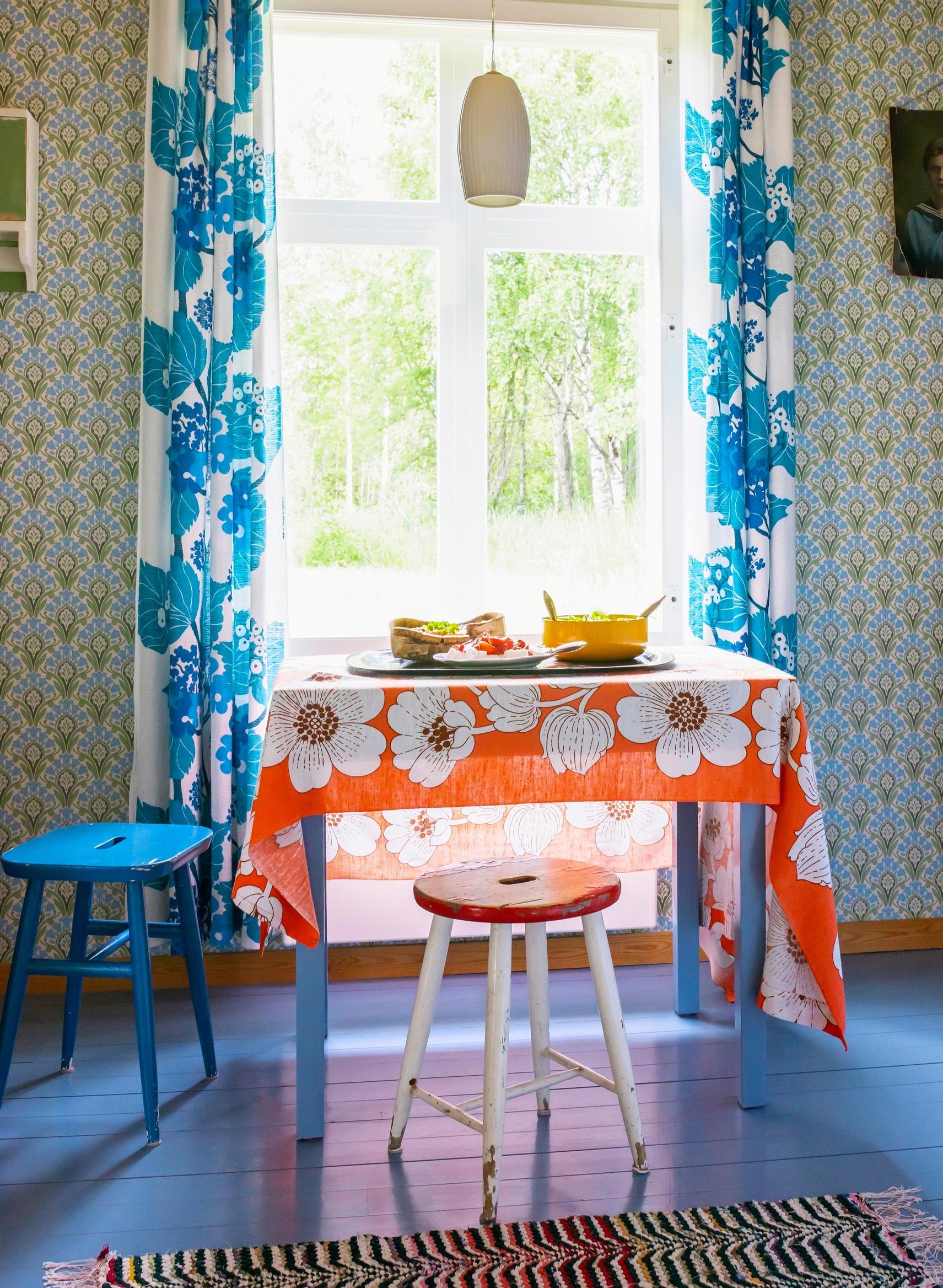 Punainen retrohenkinen kukkaliina