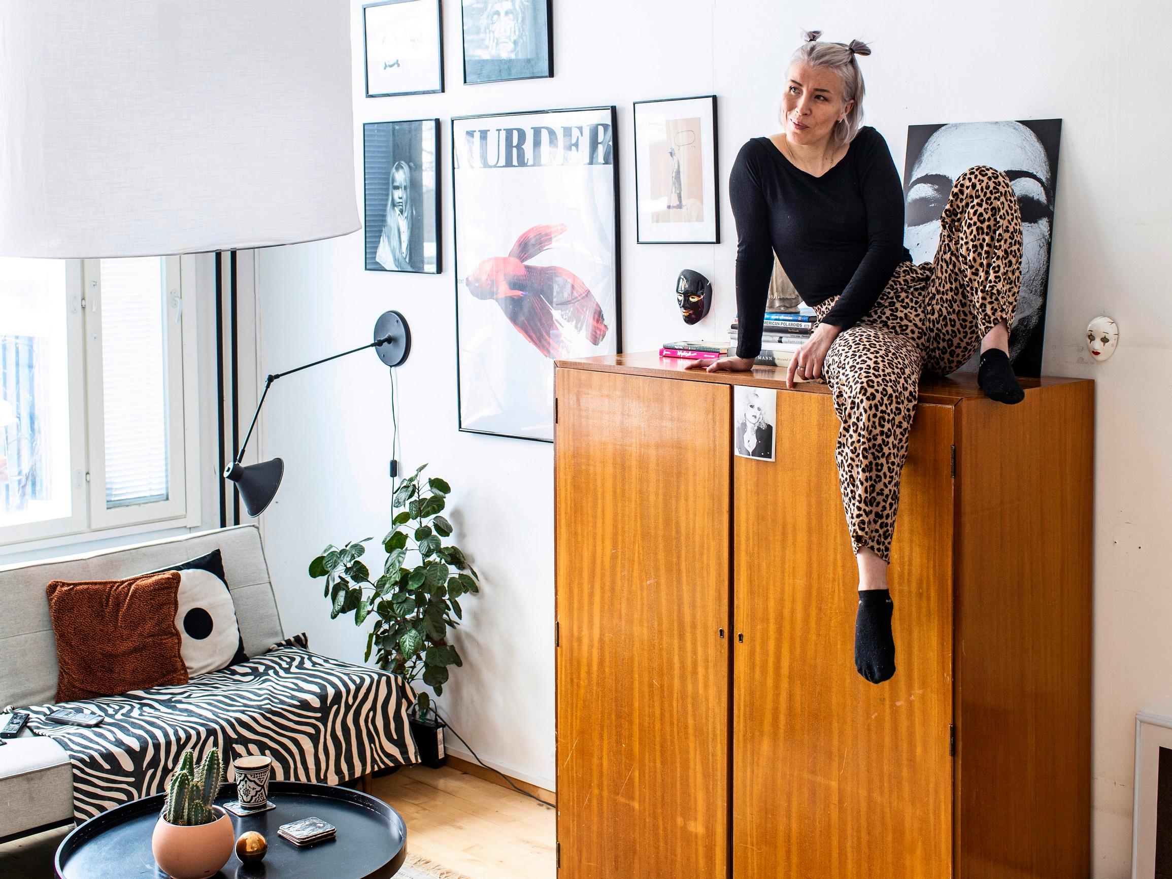 Niinan ja Jarin ulospäin tavalliselta näyttävä rivitaloasunto kätkee sisäänsä jännittäviä yksityiskohtia ja yllätyksiä – ”Silmäni etsivät jatkuvasti väripareja”