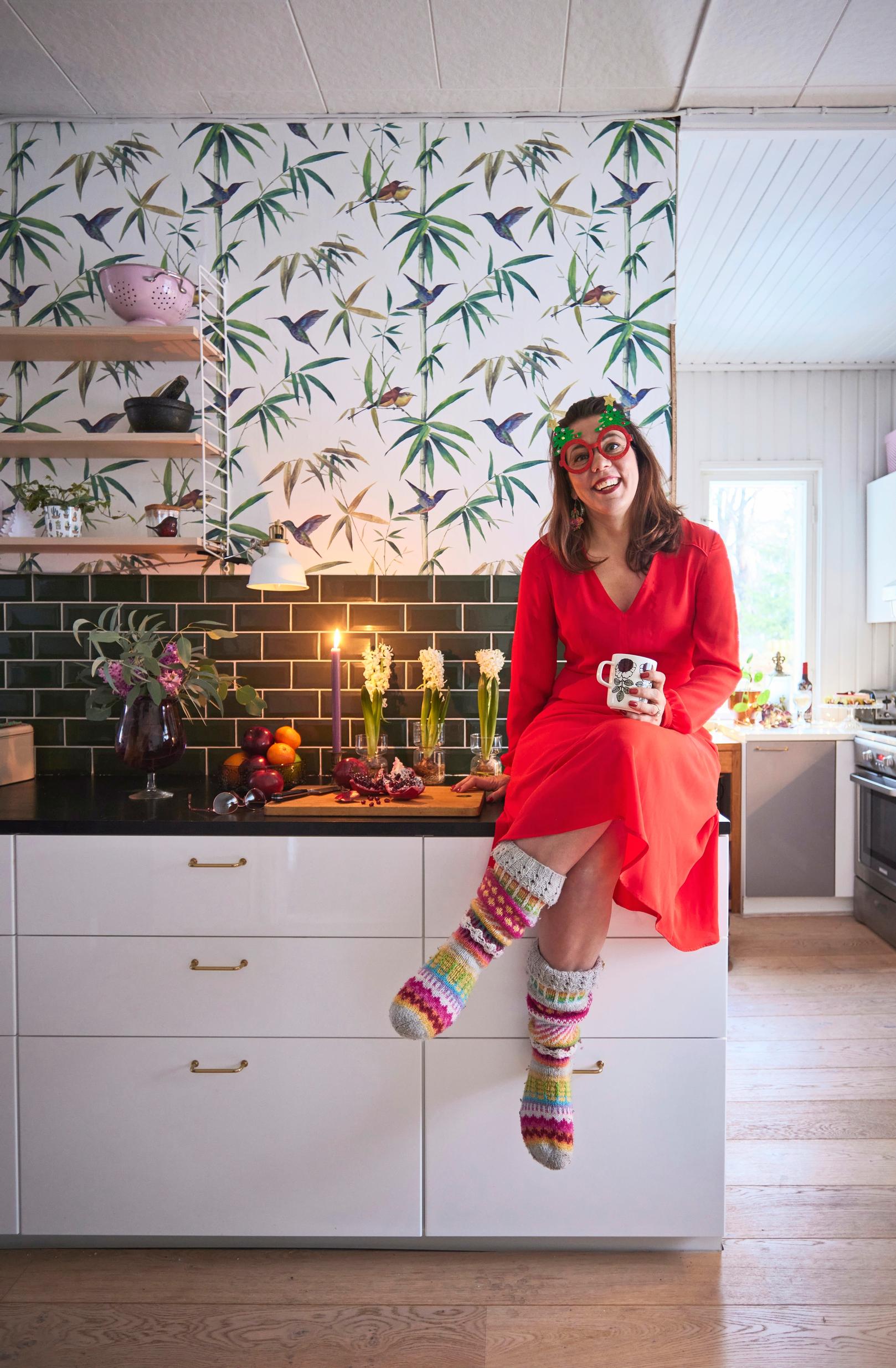 Elisa istuu keittiön tasolla