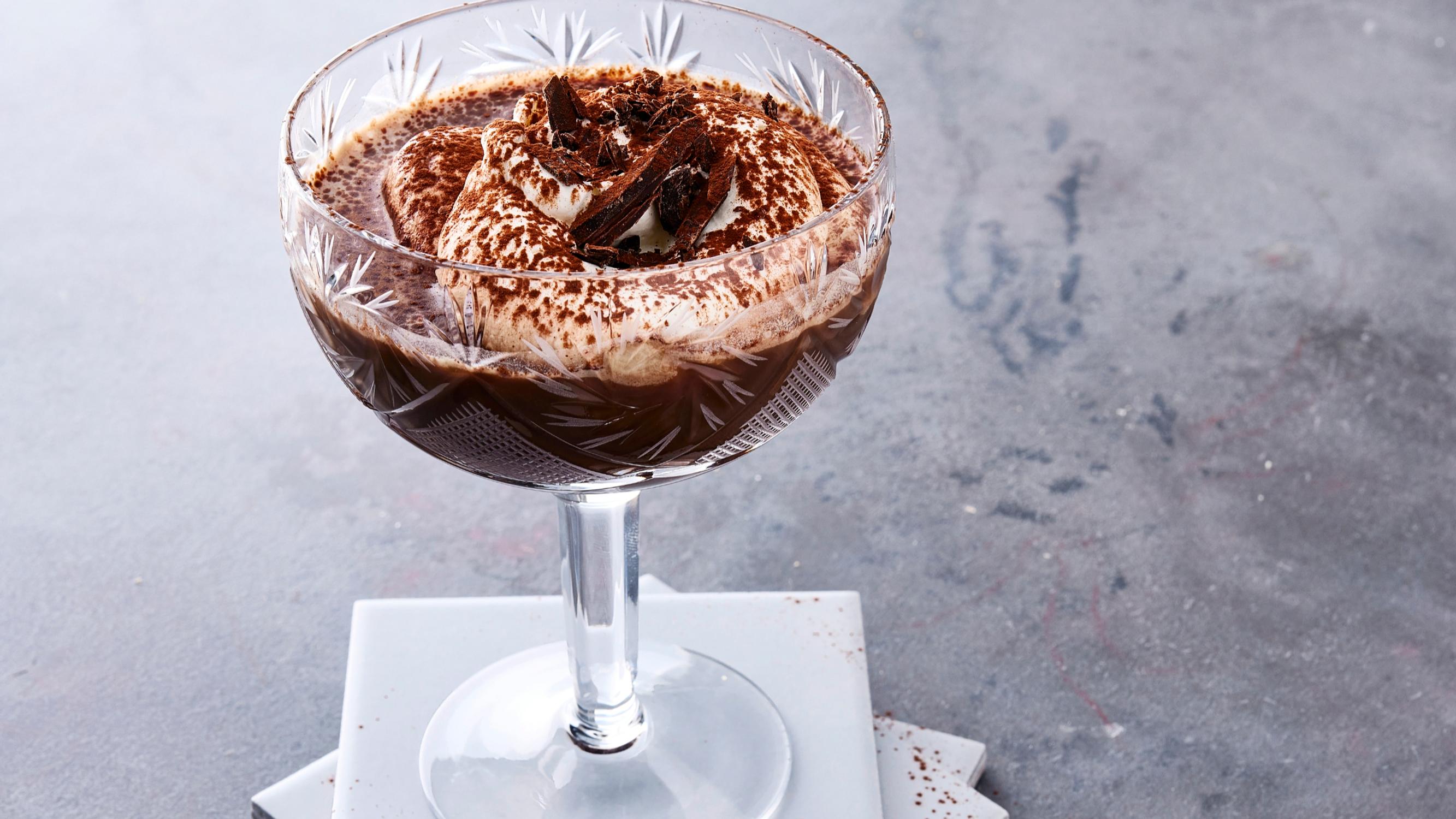 Suklainen tiramisucocktail – rakastetun jälkiruoan drinkkiversio viettelee!