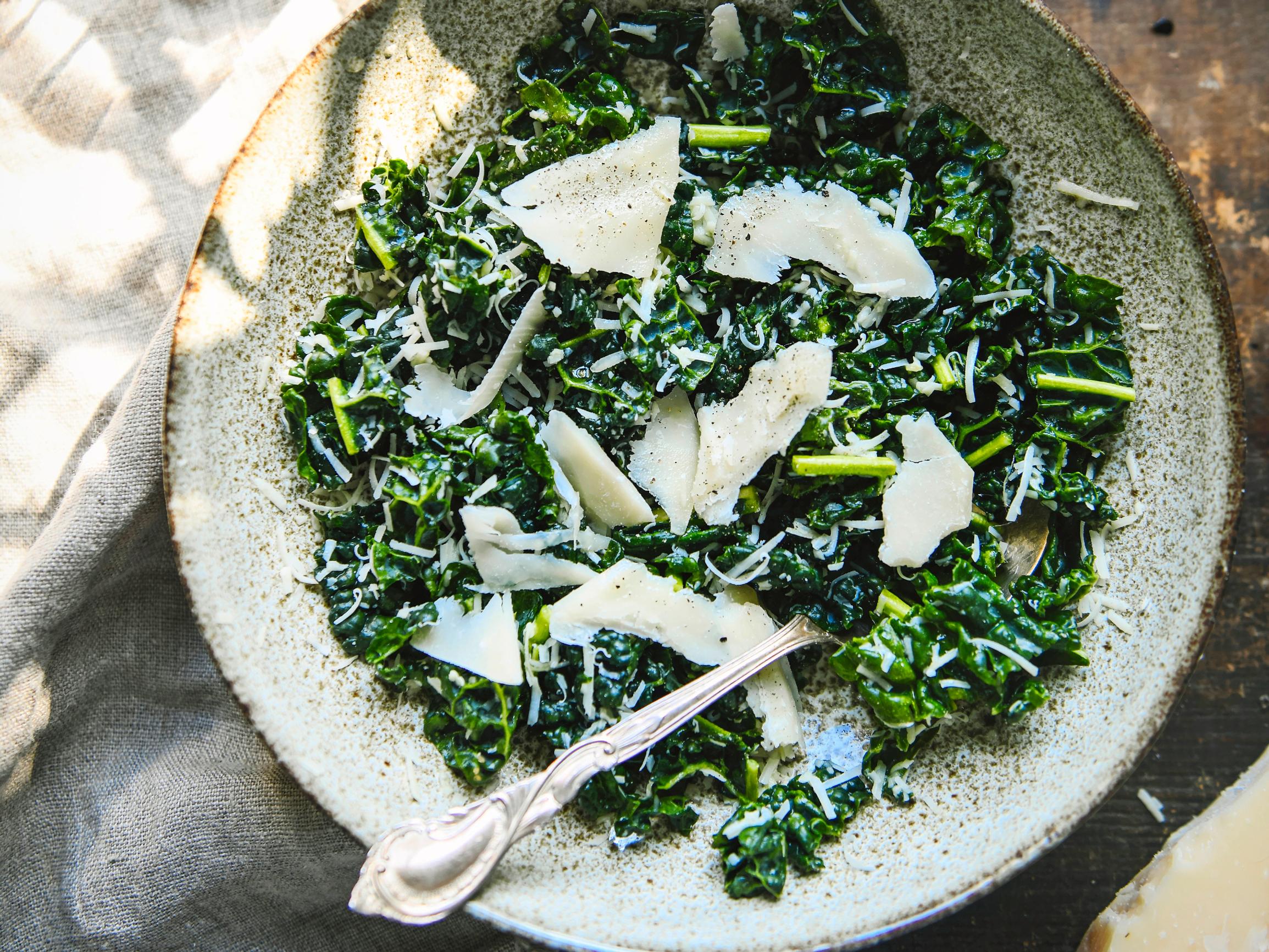 Vain 4 raaka-ainetta! Herkuttele Viola Virtamon mustakaali-parmesaanisalaatti lisukkeena tai käytä salaattipohjana