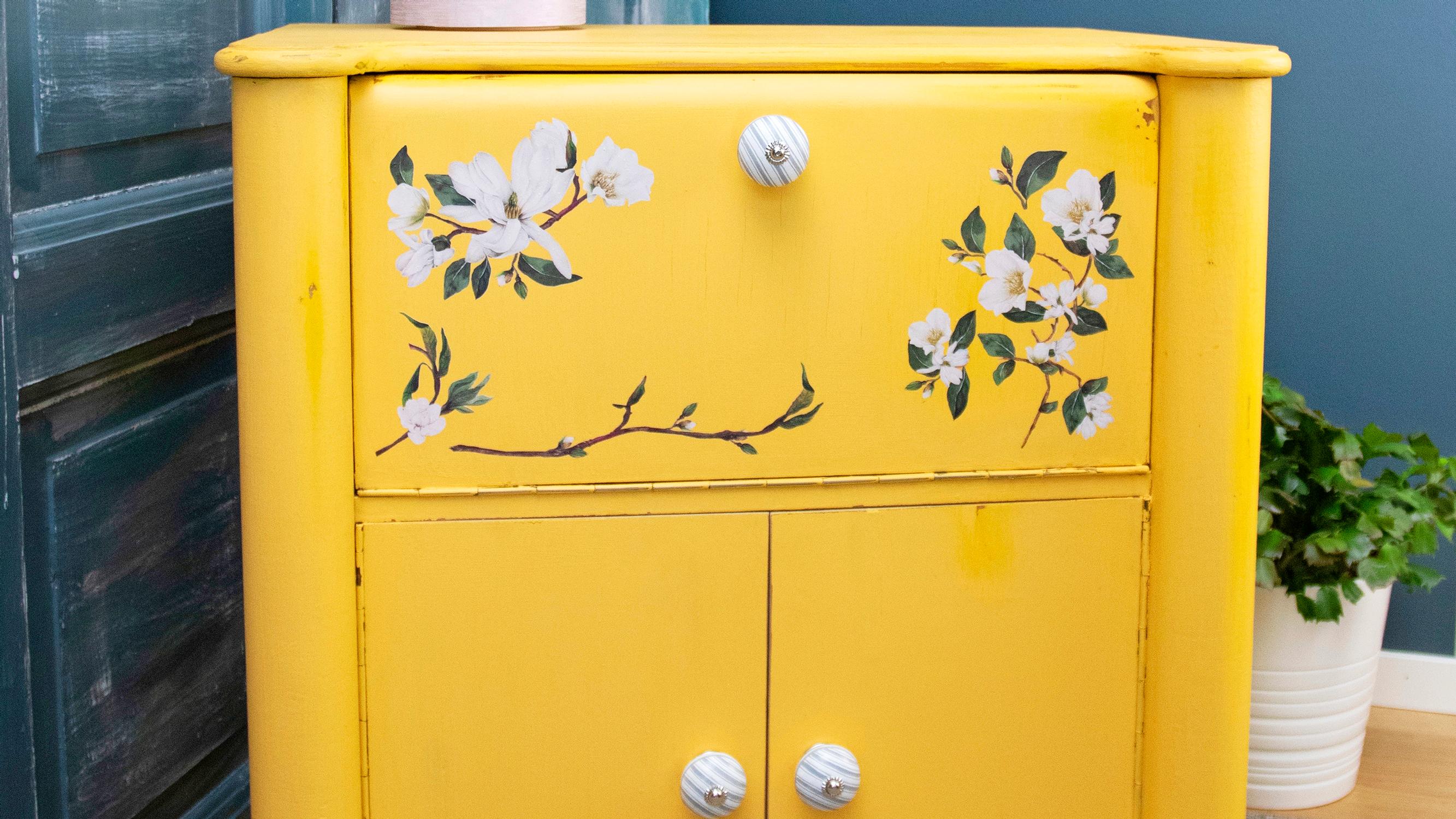 Tuunattu puukaappi tuo kotiin ikikesän – katso, miten kalusteen uudistus onnistuu kalkkimaalilla ja siirtokuvilla