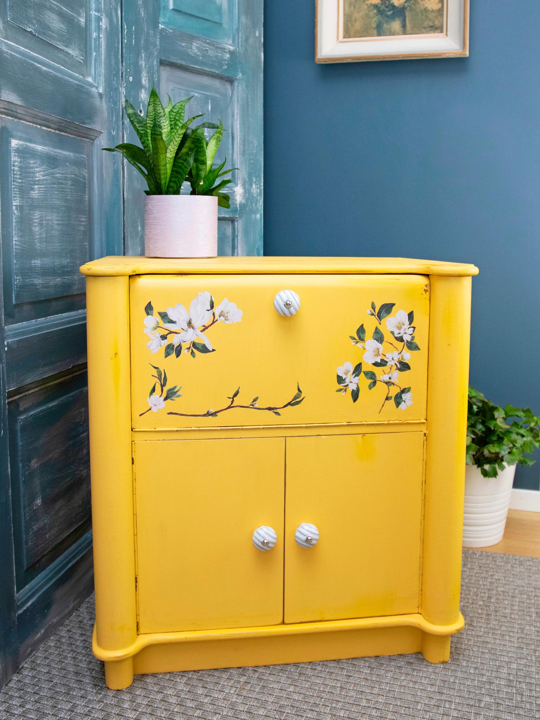 Tuunattu puukaappi tuo kotiin ikikesän – katso, miten kalusteen uudistus onnistuu kalkkimaalilla ja siirtokuvilla