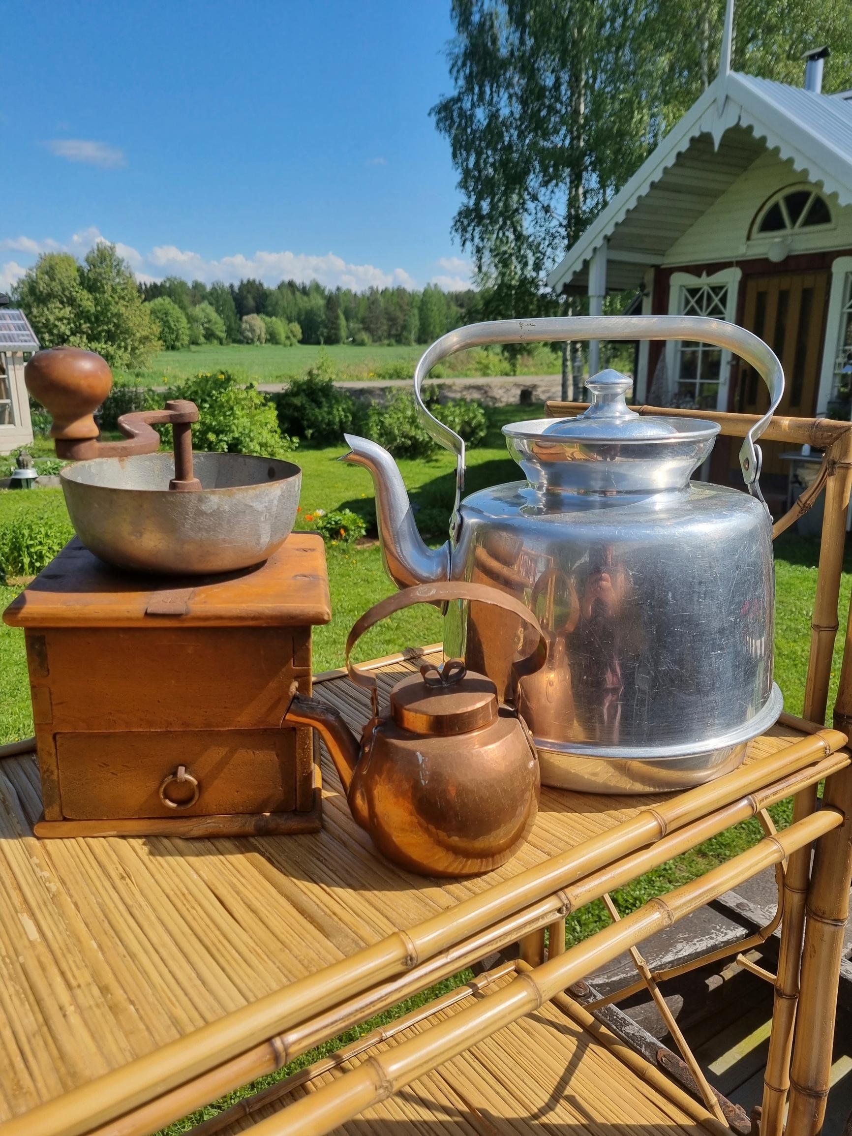 vanhaa tavaraa kirpparin pihalla