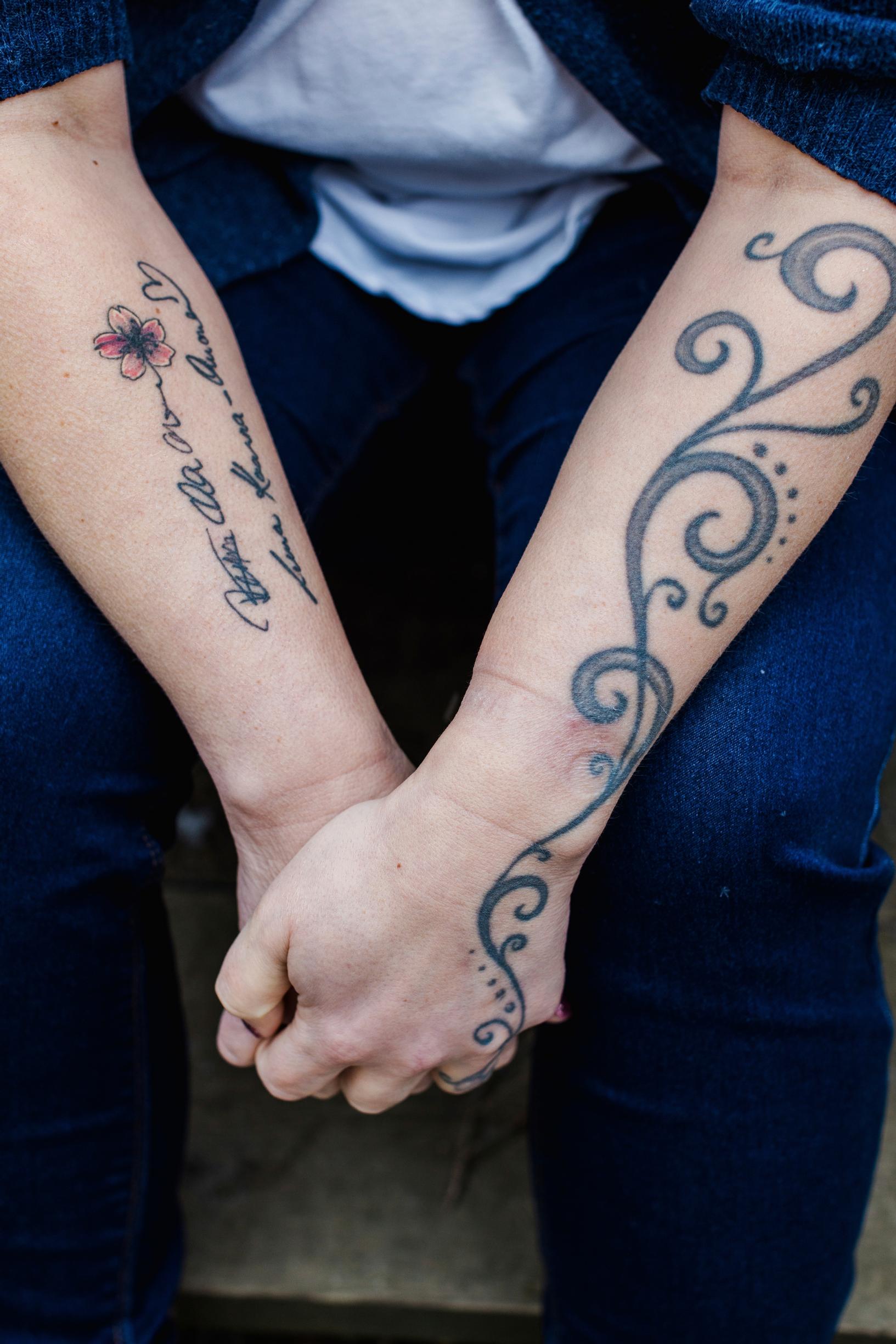 tatuointeja käsivarsissa