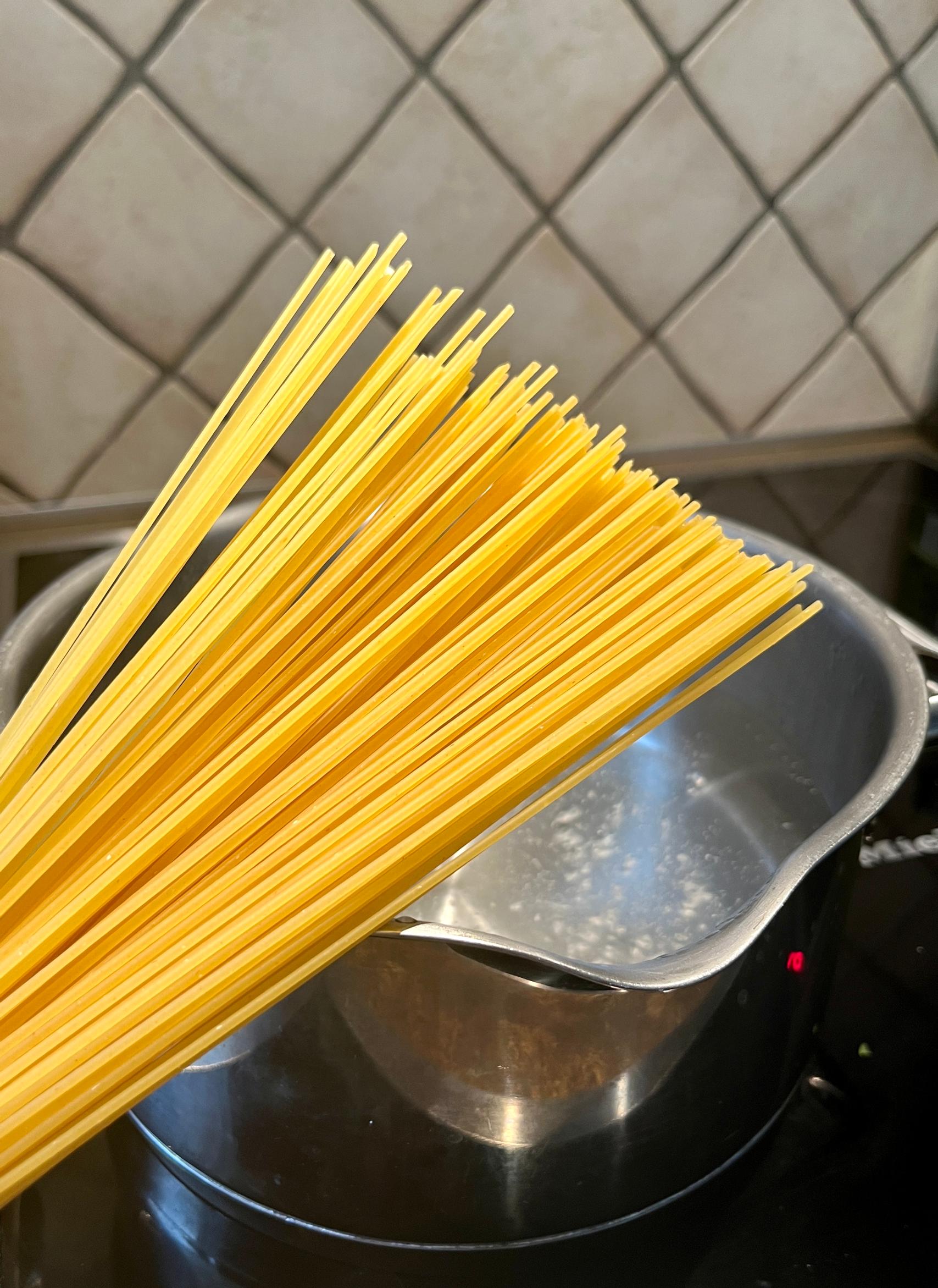 spagettia ja kattila