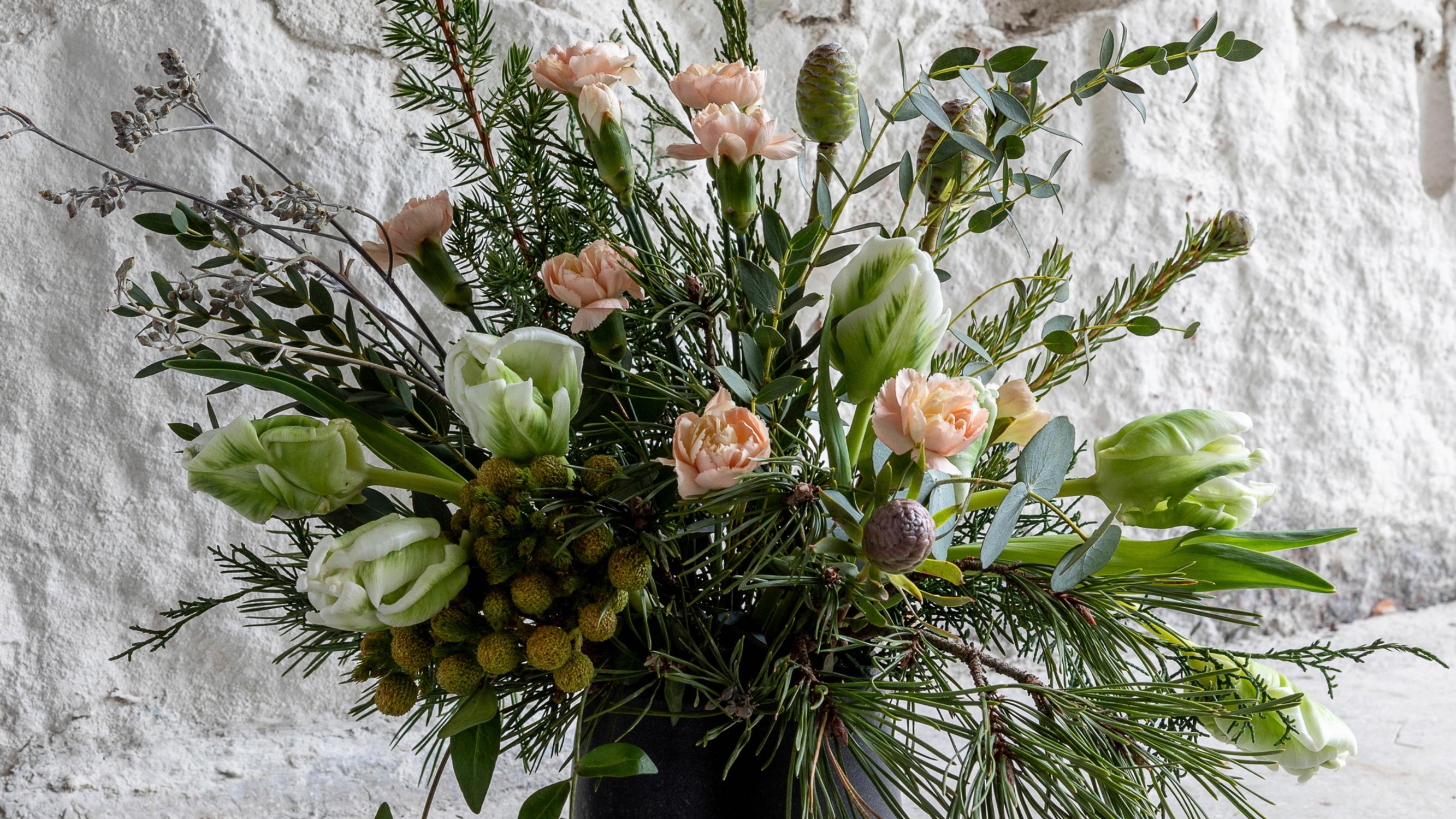 Tulppaanikausi alkaa joulusta! Sommittele pastellinen kimppu tulppaaneista, neilikoista ja havuista