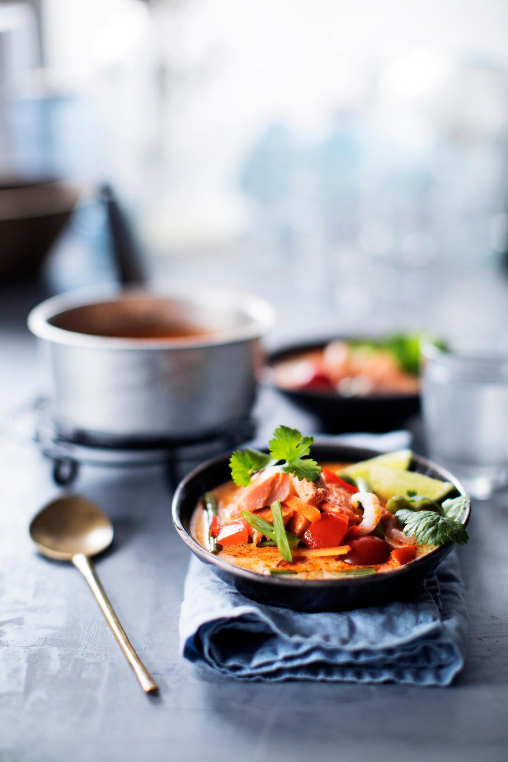 Lohilaksa on aasialainen kalakeitto, jonka salaisuus piilee currytahnassa