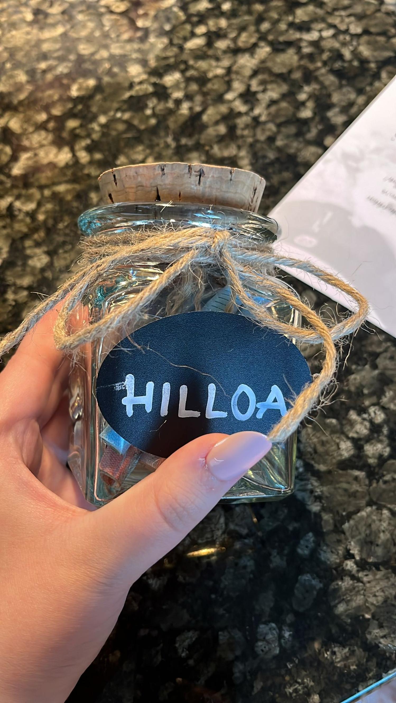 Hillopurkki, jonka sisällä on rahaa.