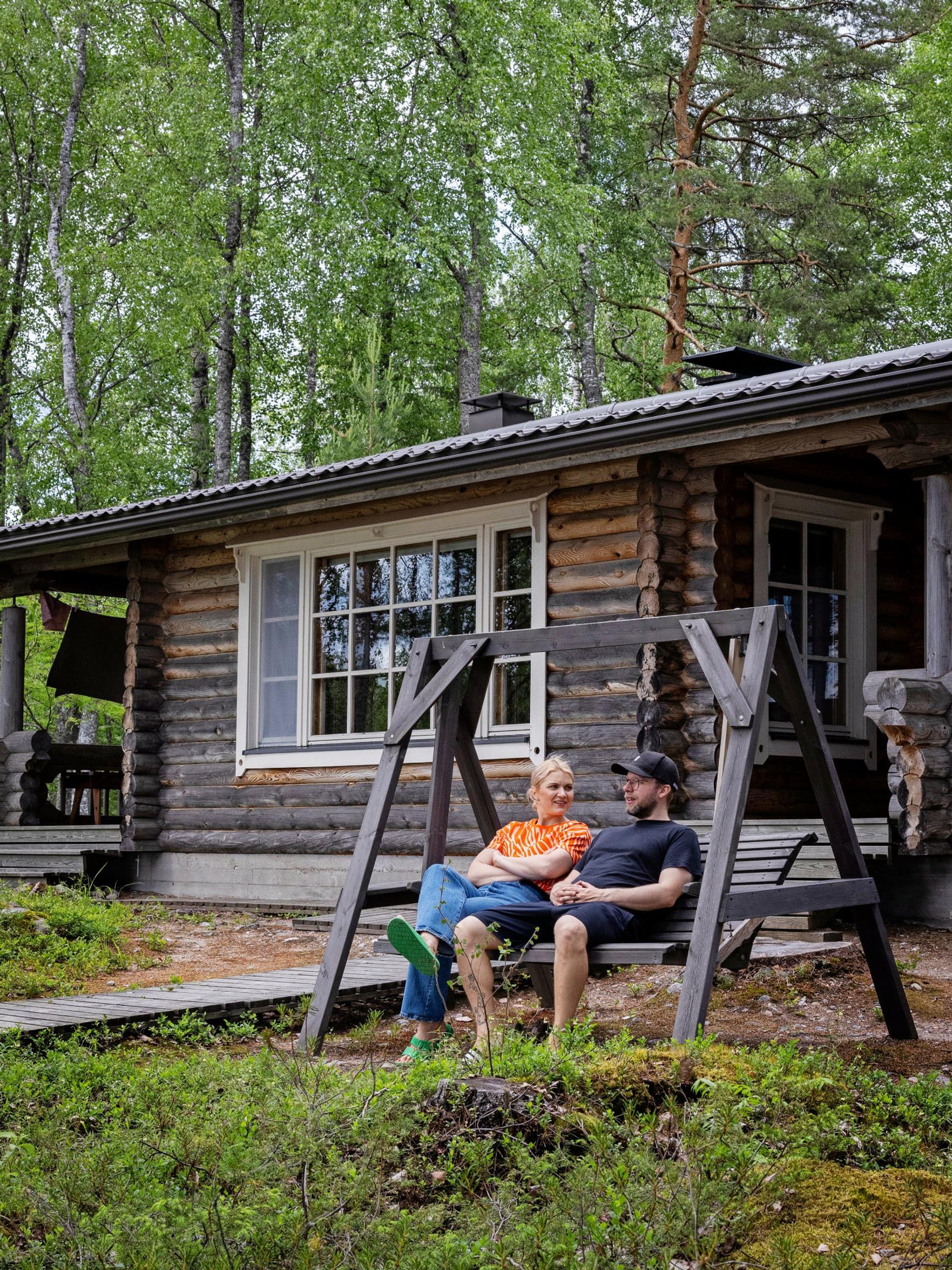 Huvila & huussin Maru Hautala kunnostaa maltilla perinteistä pyöröhirsimökkiään: ”Ei kaikkea vanhaa saa hävittää tai peittää maalilla”