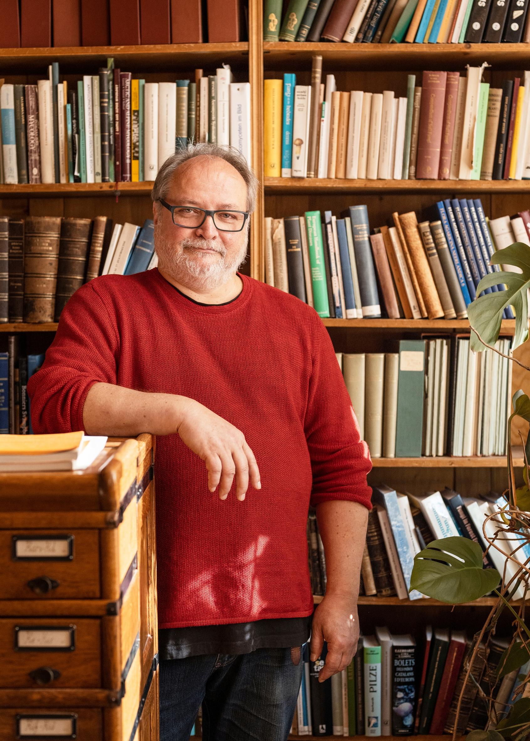 Yli-intendentti Henry Väreen lempipaikka kasvimuseossa on sen kirjasto.