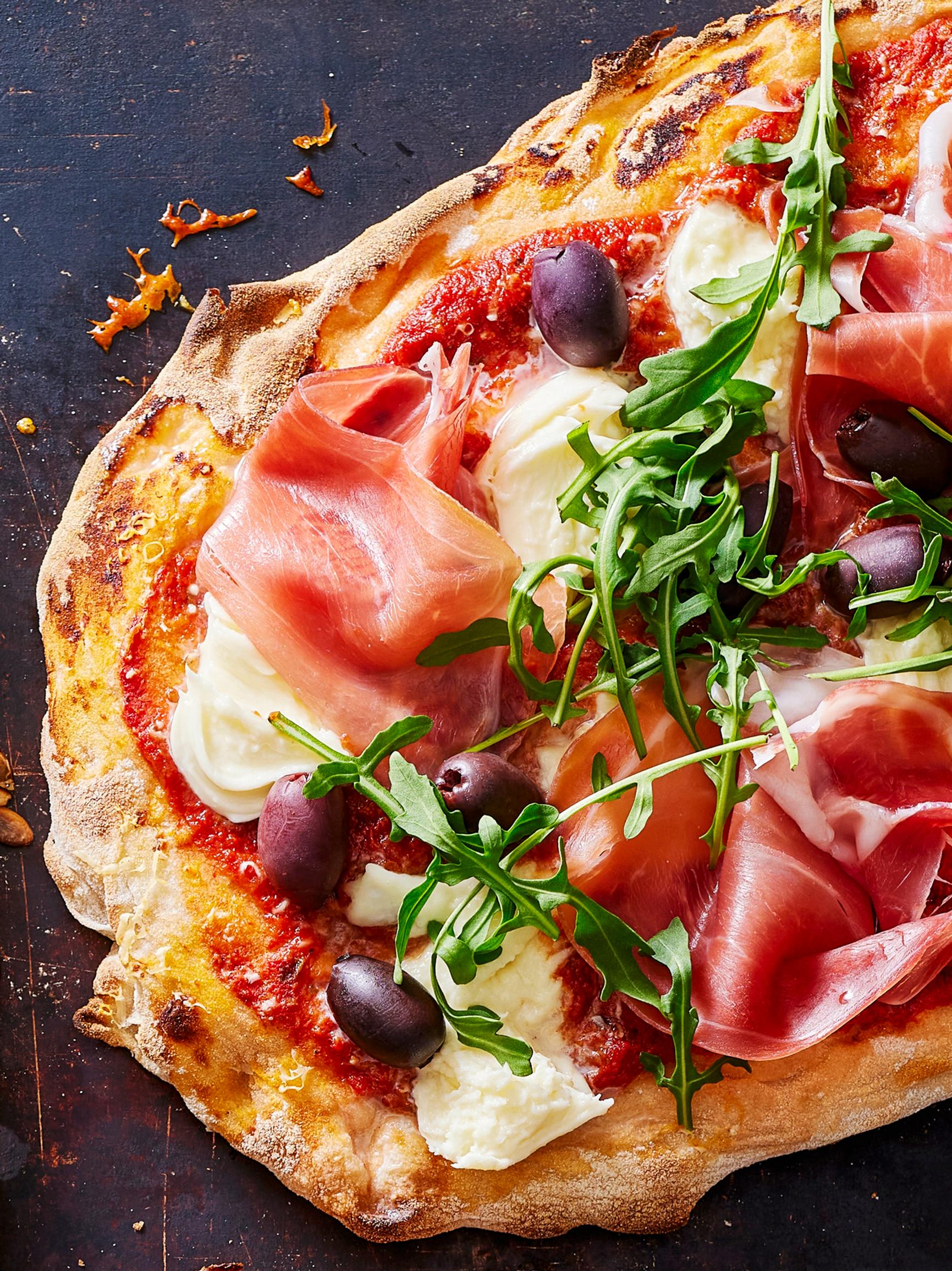 Kinkkupinsa – valmispohjasta pyöräytetty pinsa on pöydässä jopa kymmenessä minuutissa! 