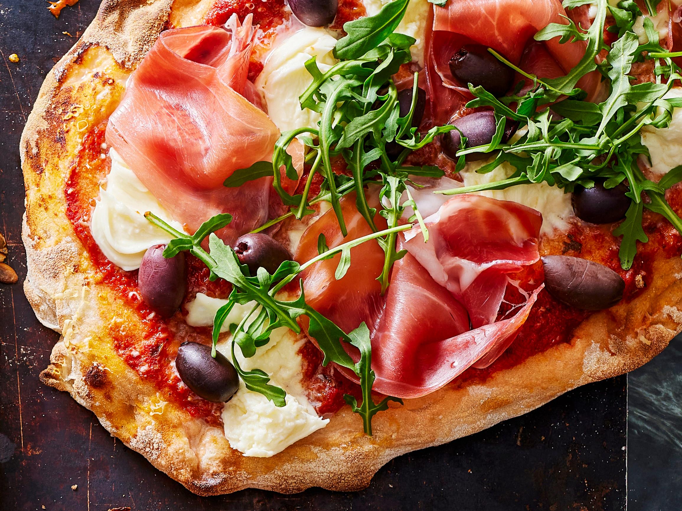 Kinkkupinsa – valmispohjasta pyöräytetty pinsa on pöydässä jopa kymmenessä minuutissa!