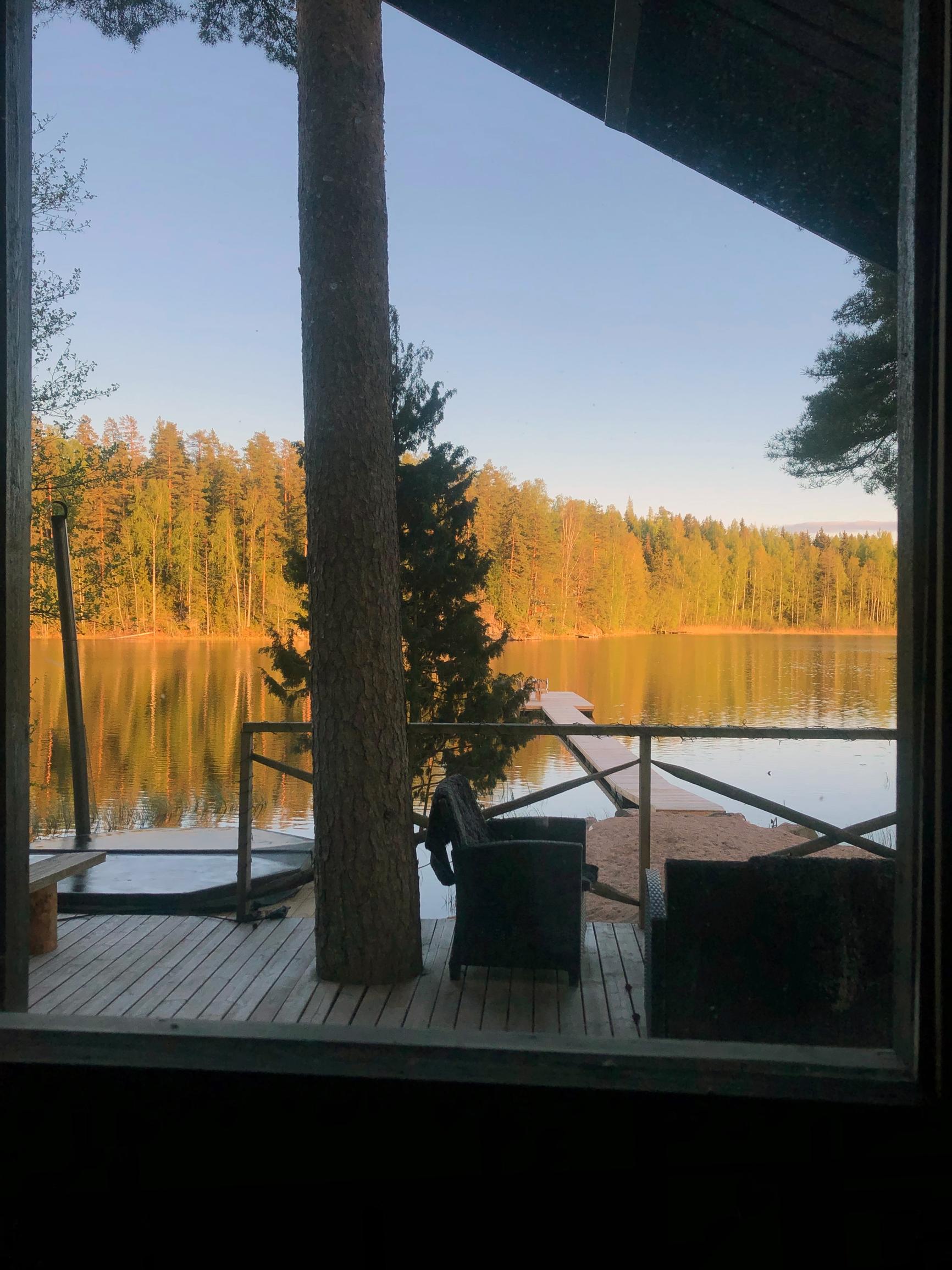 näkymä vapaa-ajankodista järvelle, terassia ja laituri