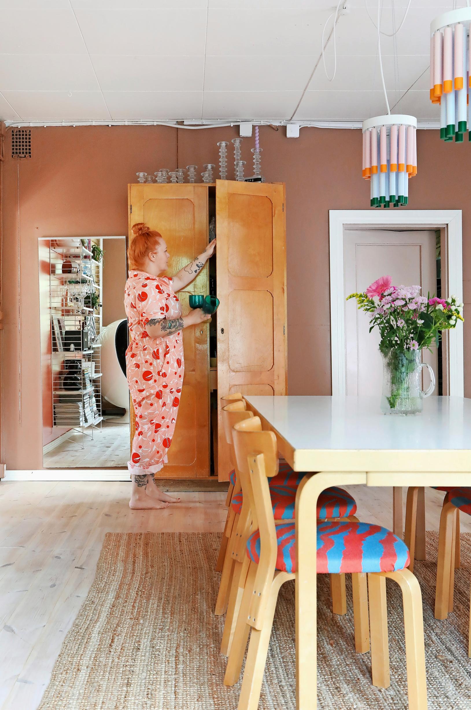 Heidi Koskenmäki kotonaan
