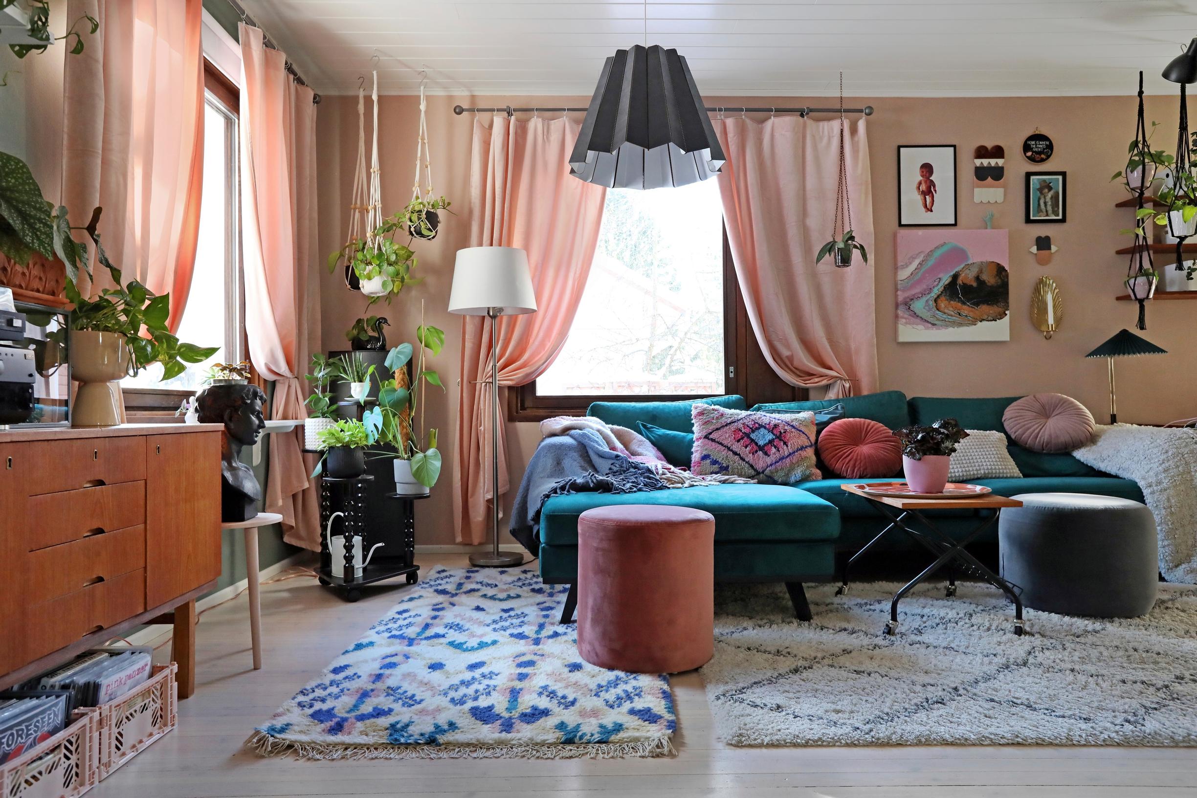 Rintamamiestalon runsaasti ja värikkäästi sisustettu olohuone