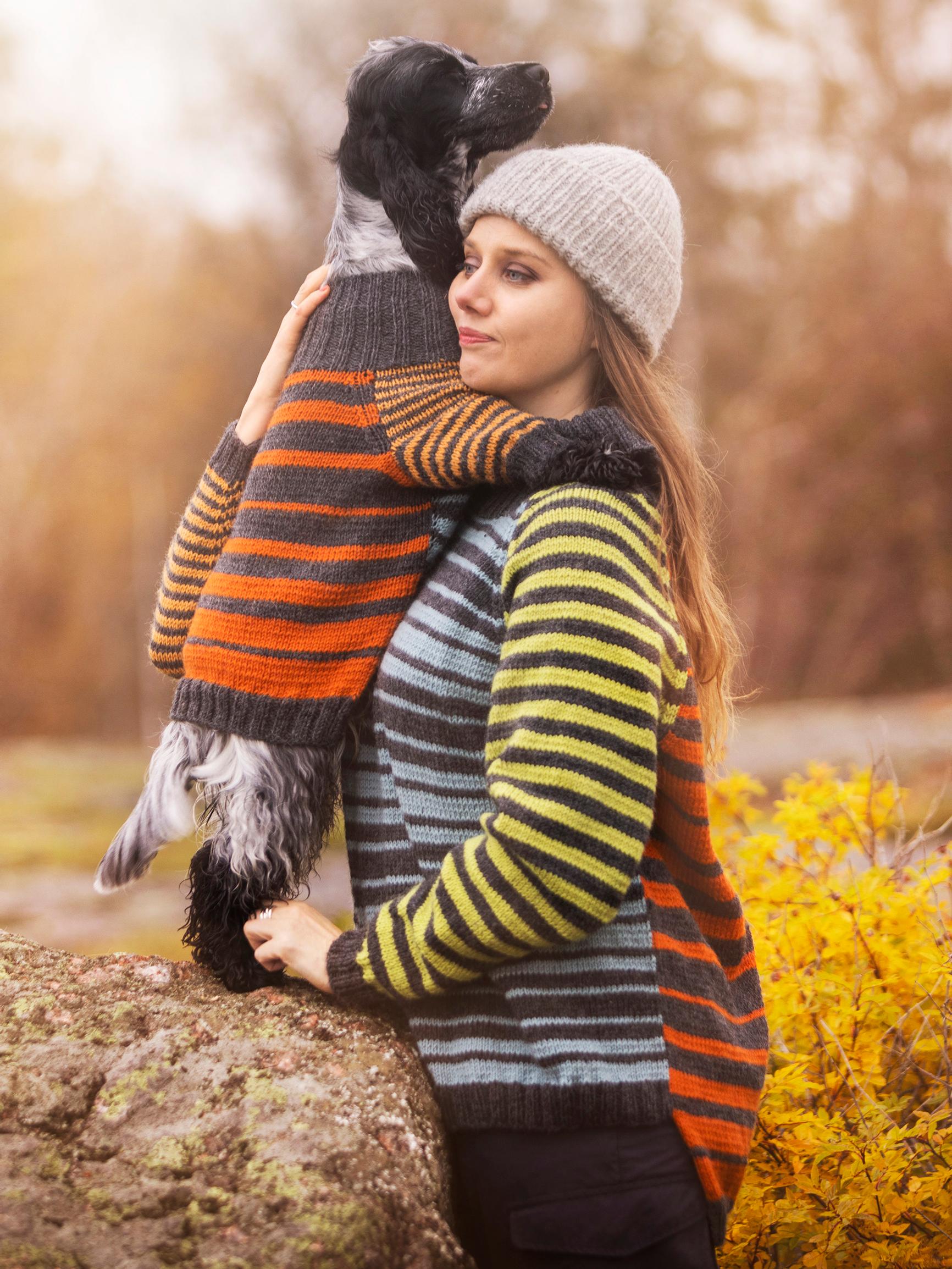 Villapaita koiralle ja sen parhaalle kaverille – hauskasti samanlaiset raitapaidat syntyvät vaikka jämälangoista