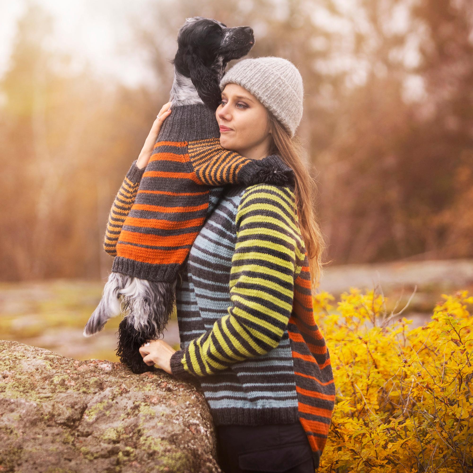 Villapaita koiralle ja sen parhaalle kaverille – hauskasti samanlaiset raitapaidat syntyvät vaikka jämälangoista