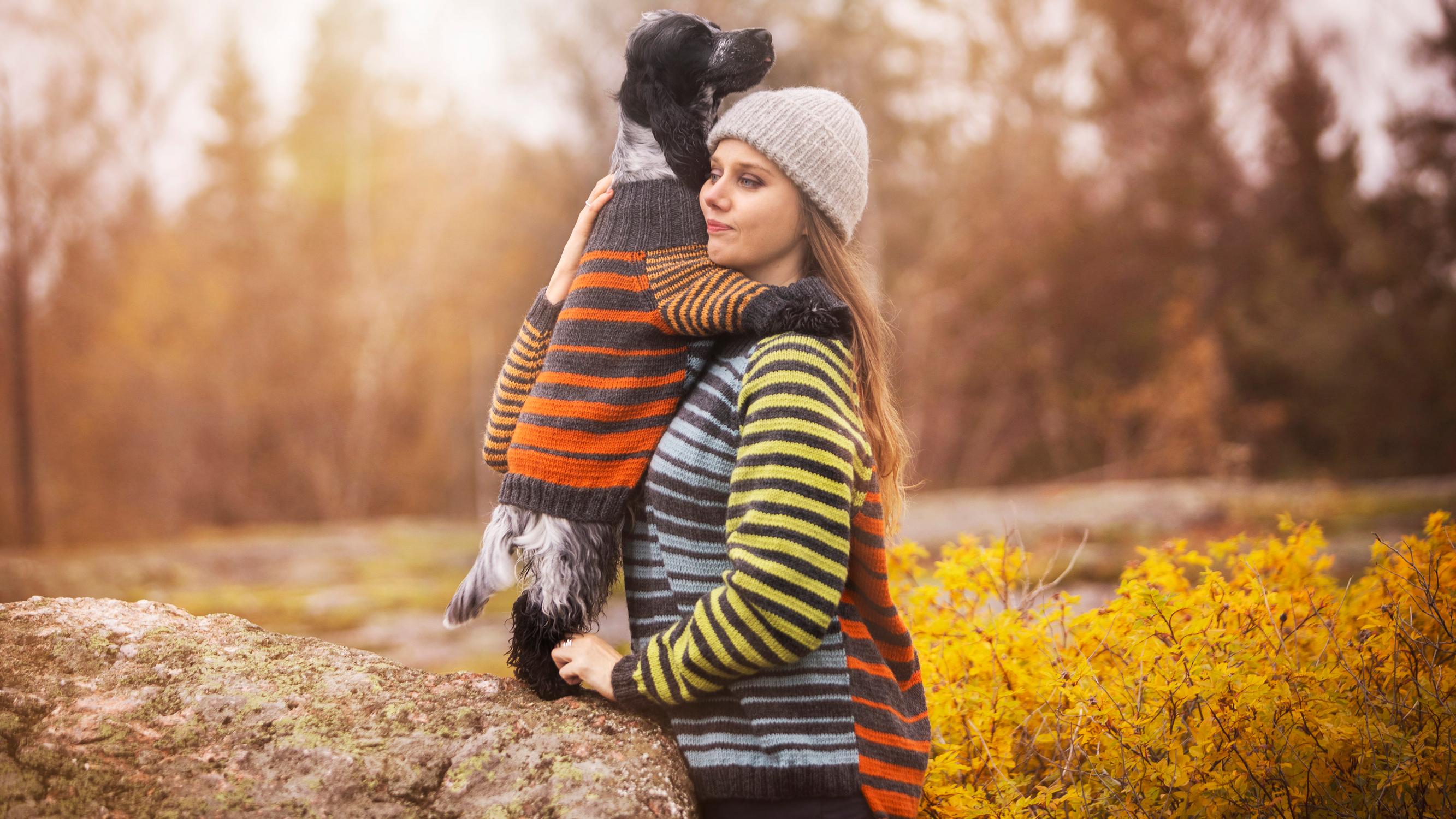 Villapaita koiralle ja sen parhaalle kaverille – hauskasti samanlaiset raitapaidat syntyvät vaikka jämälangoista