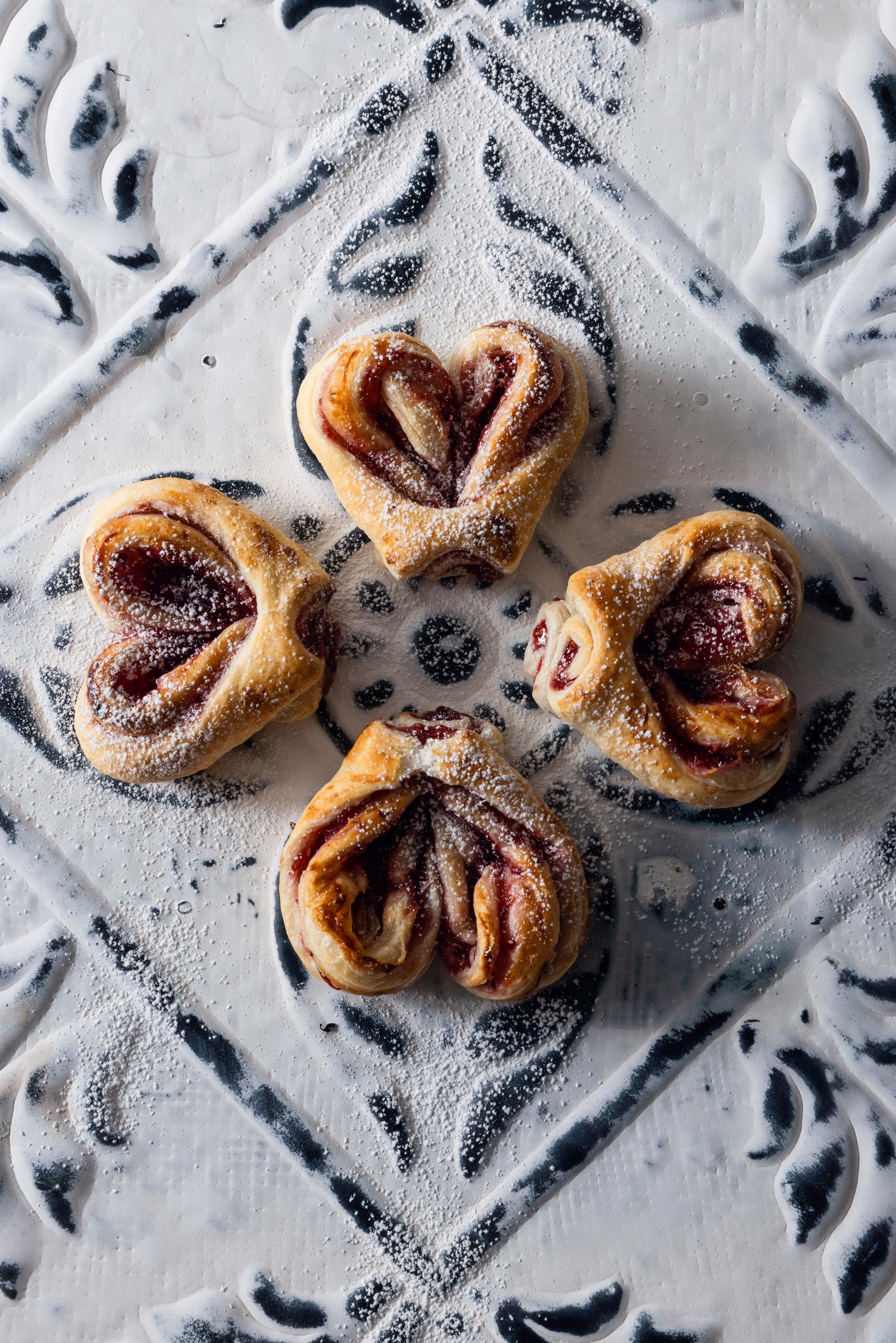Nutellalla täytetyt tortut taiteltuna sydämiksi.