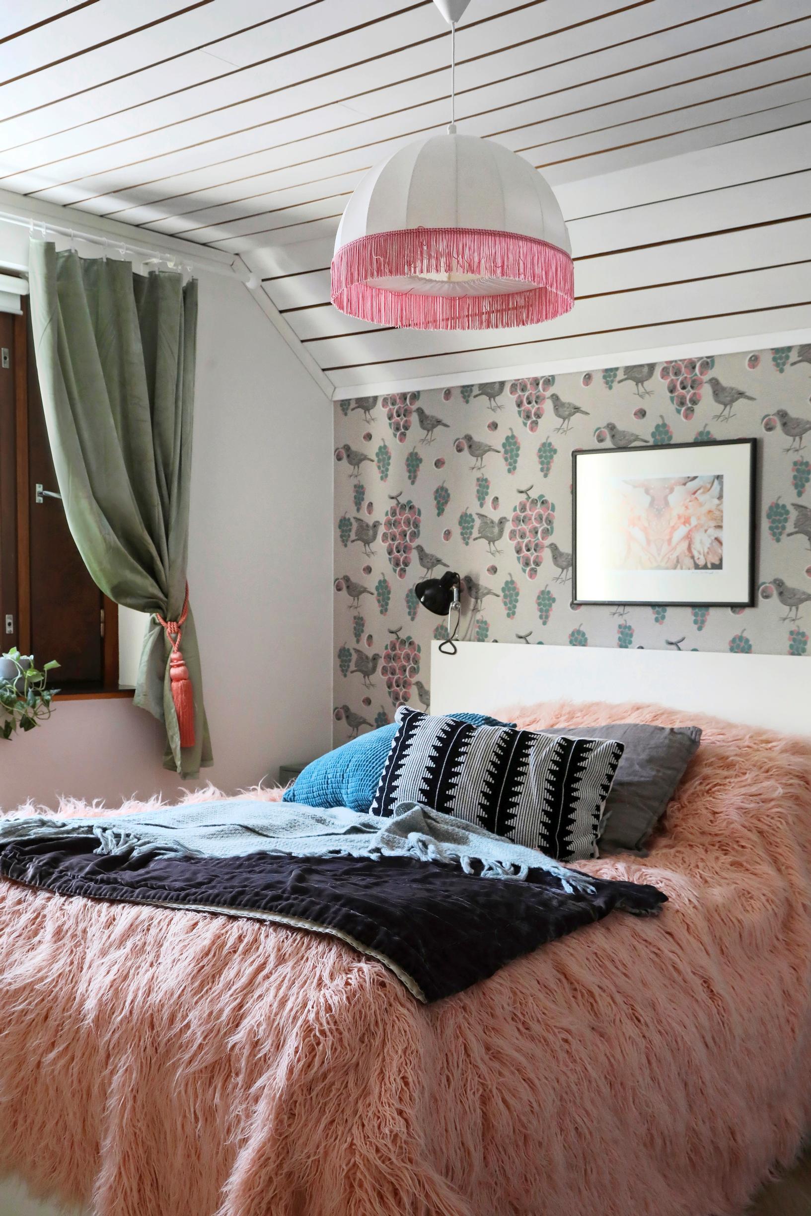 Muhkeasti somistettu parisänky