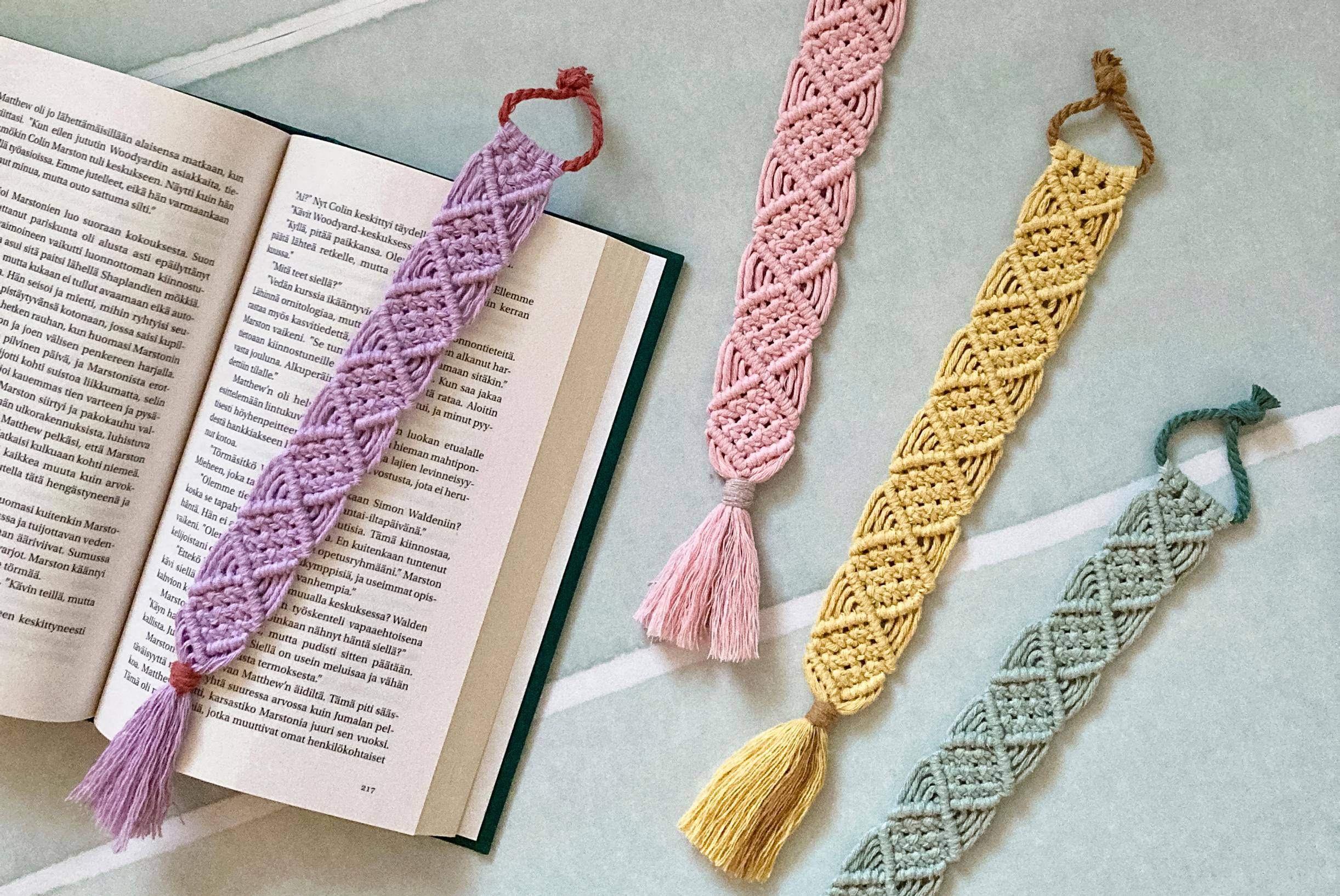 Makramee-­kirjanmerkki syntyy niin helposti, että näitä tekee mieli solmia monta! Katso ohje vaihekuvineen