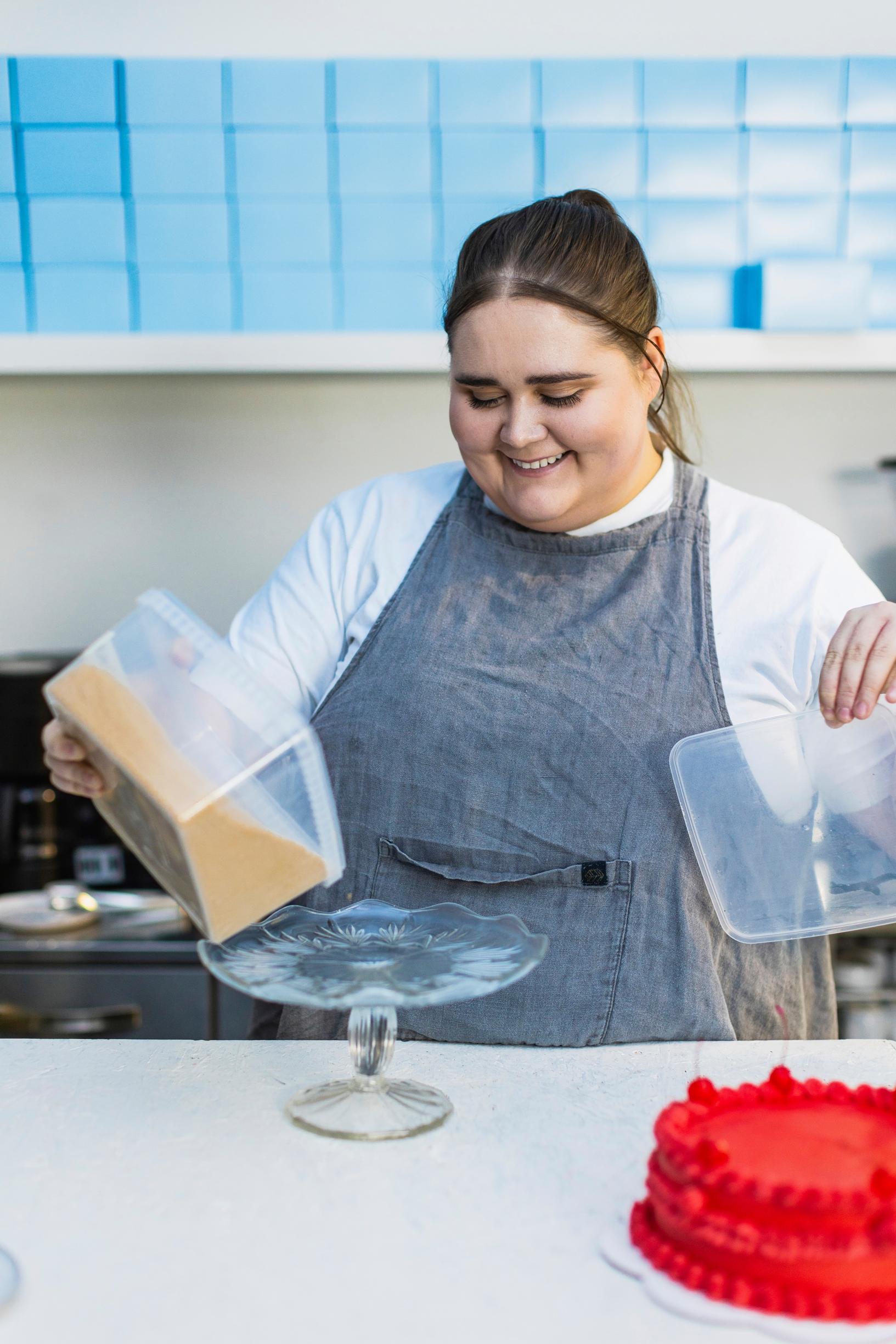 Erika Poussa Bakerika's-kahvilassaan