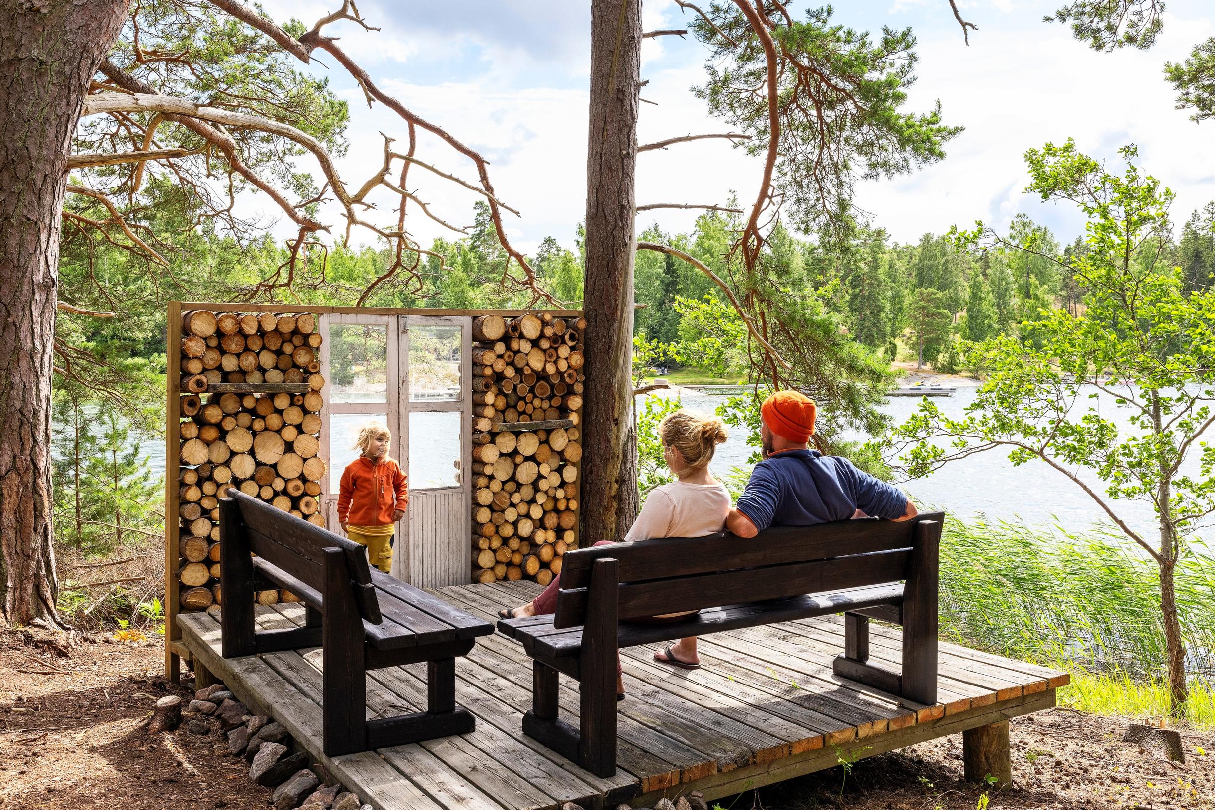 Halkoseinä näkösuojana pienellä mökkiterassilla