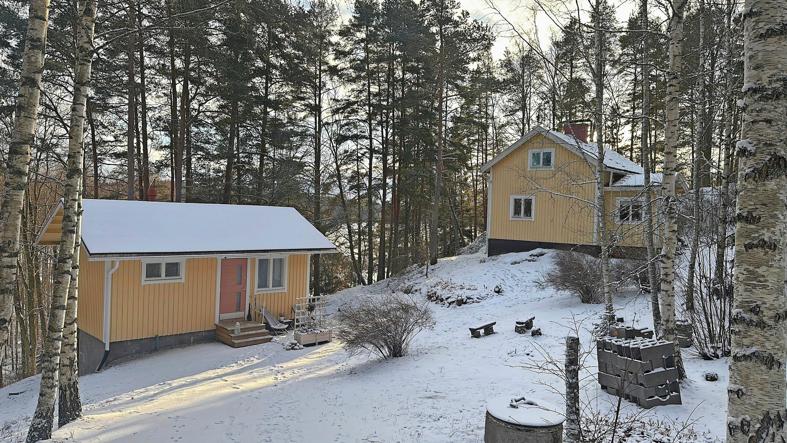 Kuva pihasaunasta maalaismaisemassa.