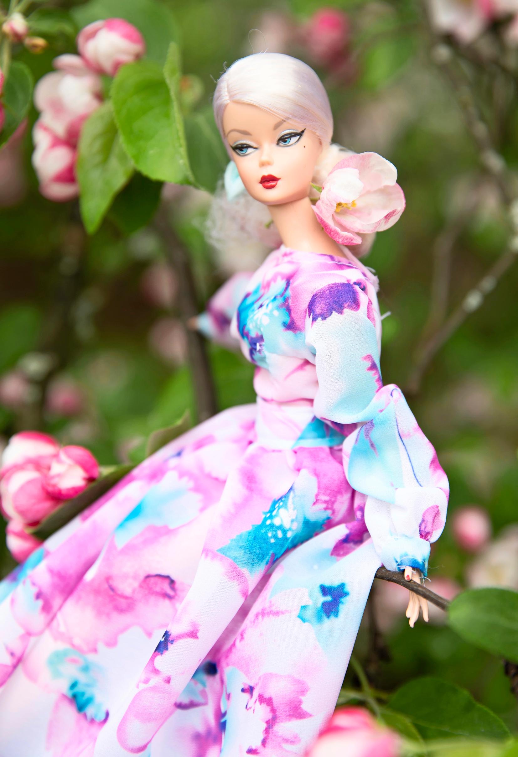 Juhlamekkoinen Barbie-nukke