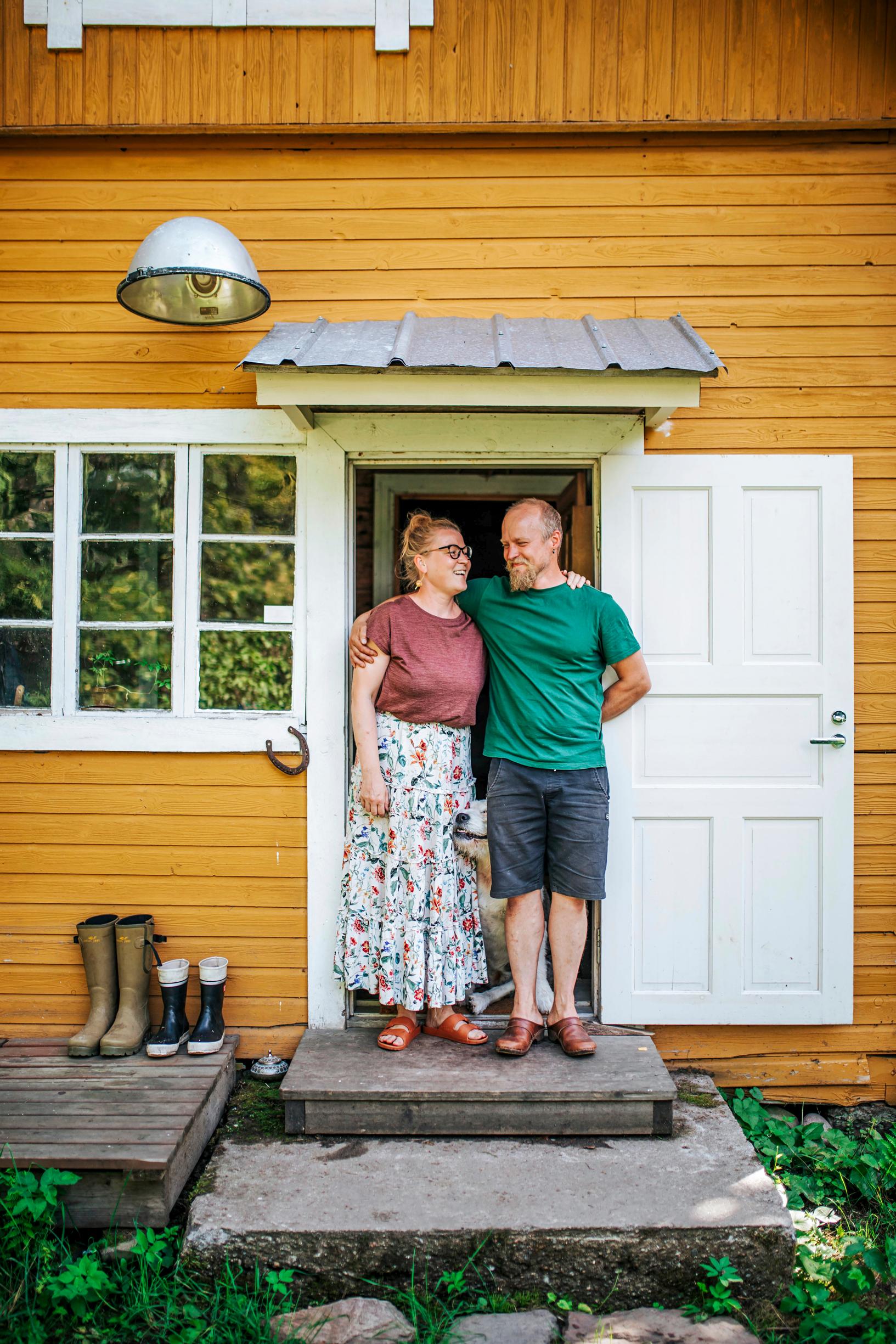 Asta ja Ilkka kotinsa ovella