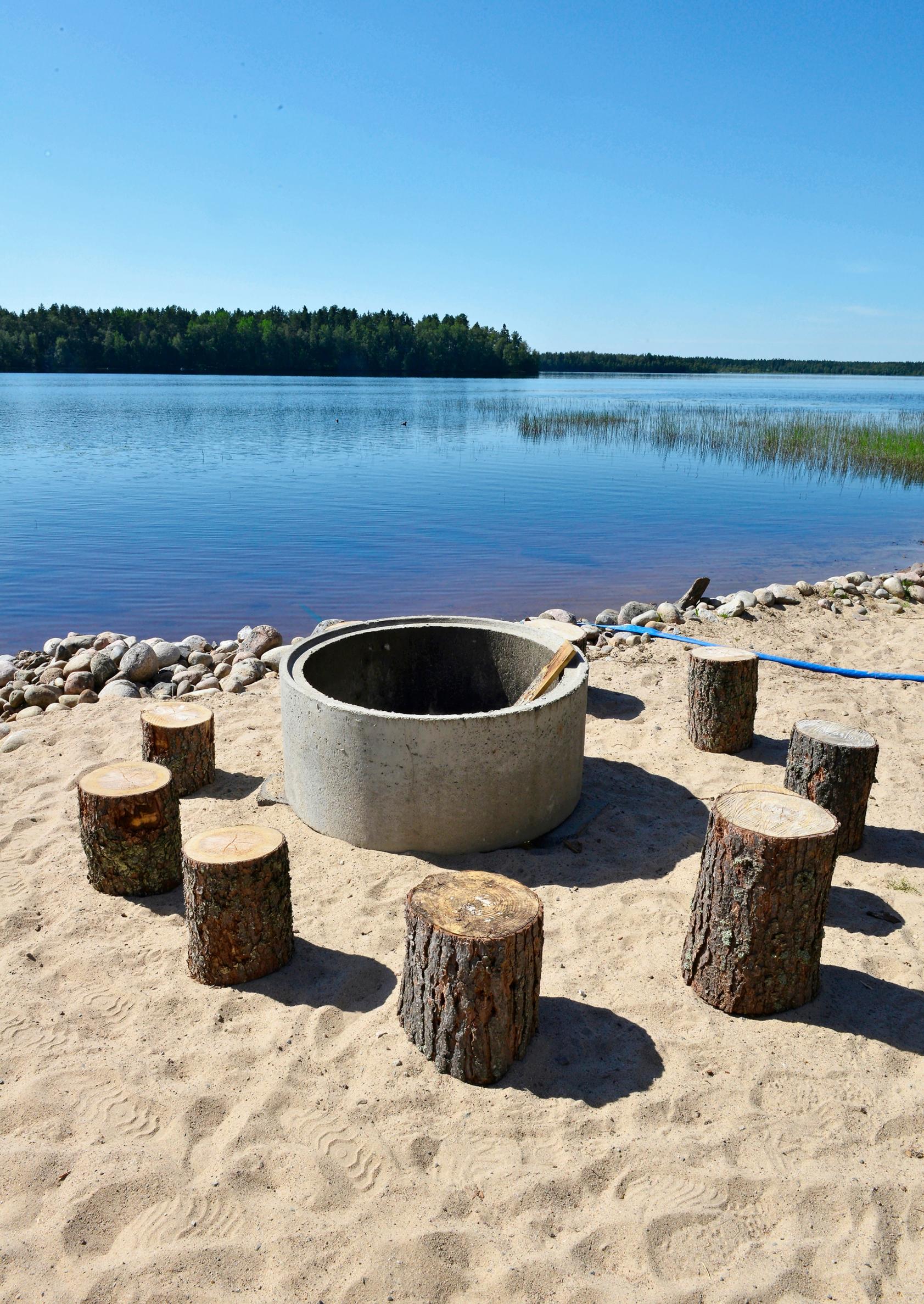 Rannalla on nuotiopaikka