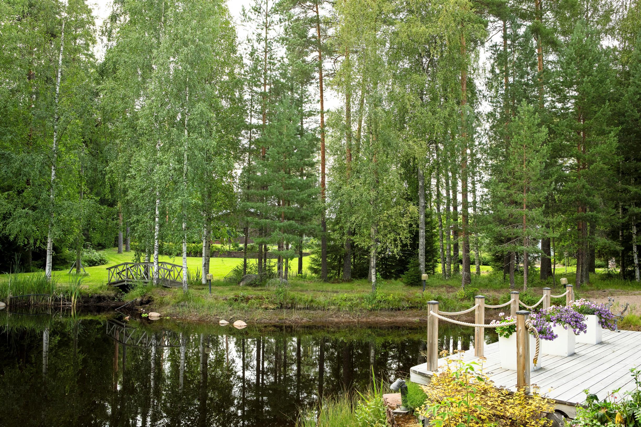 Oleskeluterassi lammen rannalla