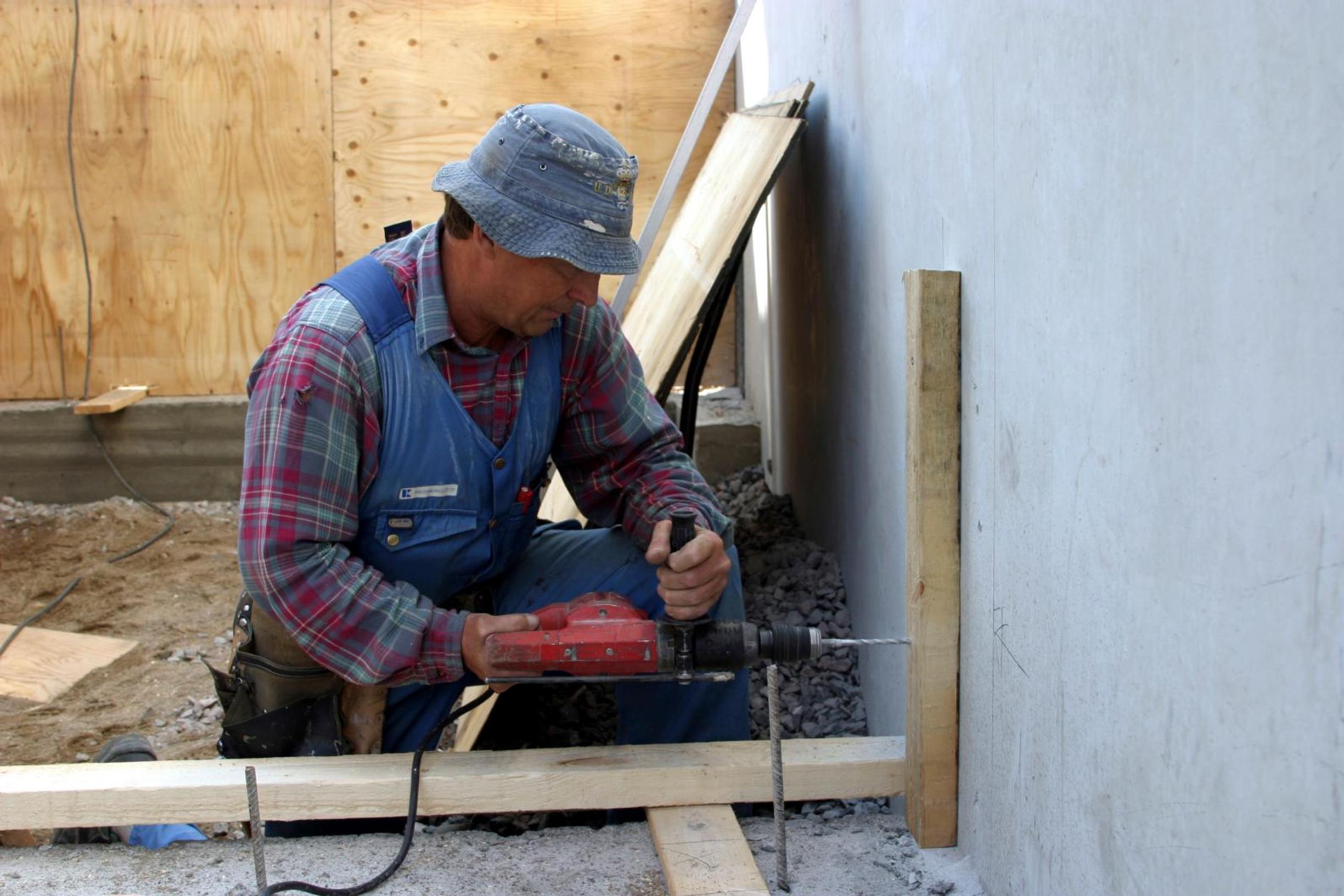 Mies poraa rakennustyömaalla