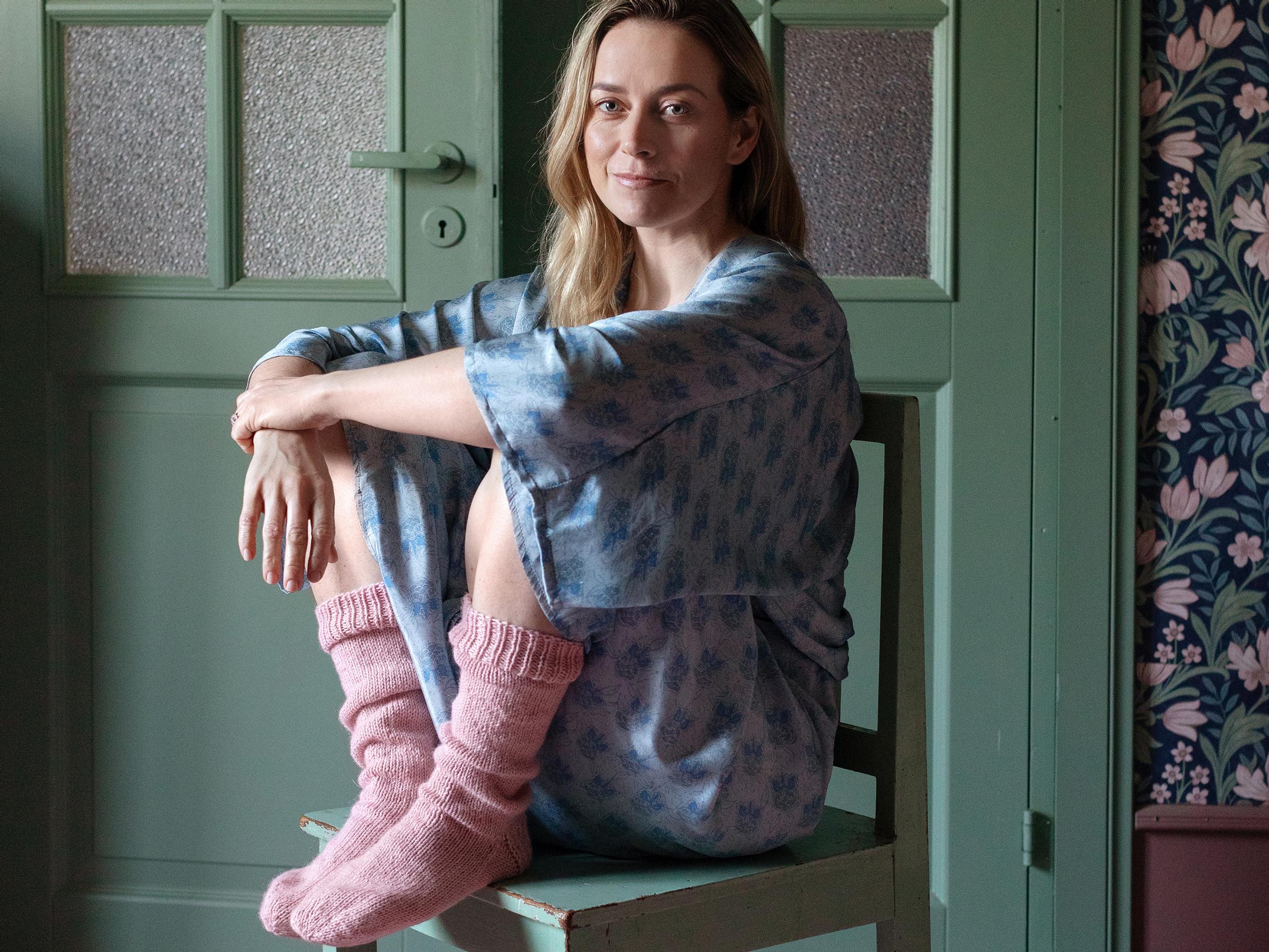 Näyttelijä Iina Kuustonen jakaa suosikkisukkiensa ohjeen, jolla on neulonut jo 20 vuotta – tällä onnistuu aloittelijakin