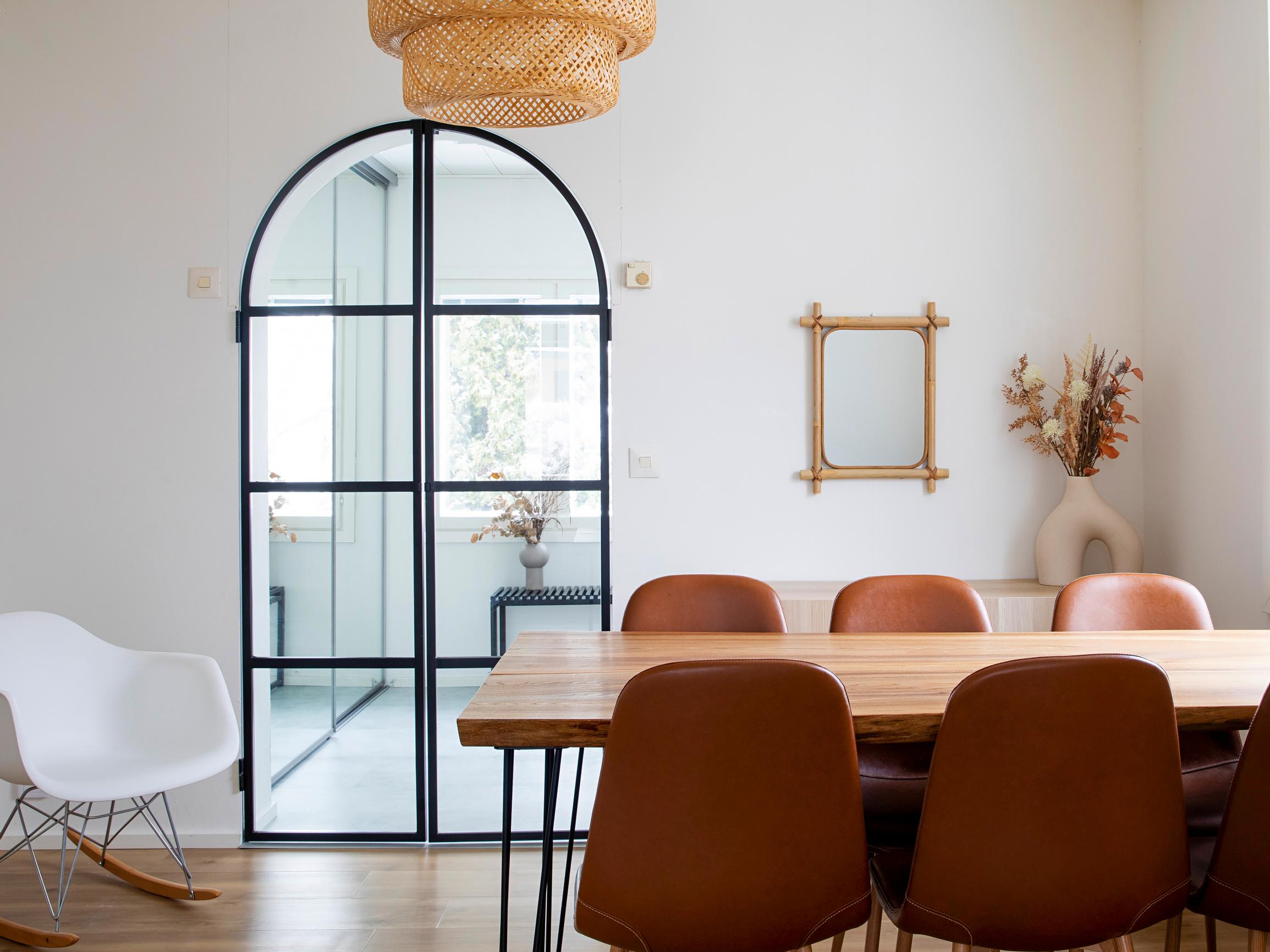 Riinan ja Jonin kodista löytyy käänneltävä keittiösaareke, kissojen piilovessa ja unelmien vaatehuone – paritalokoti koki 1,5 vuodessa täysmuutoksen