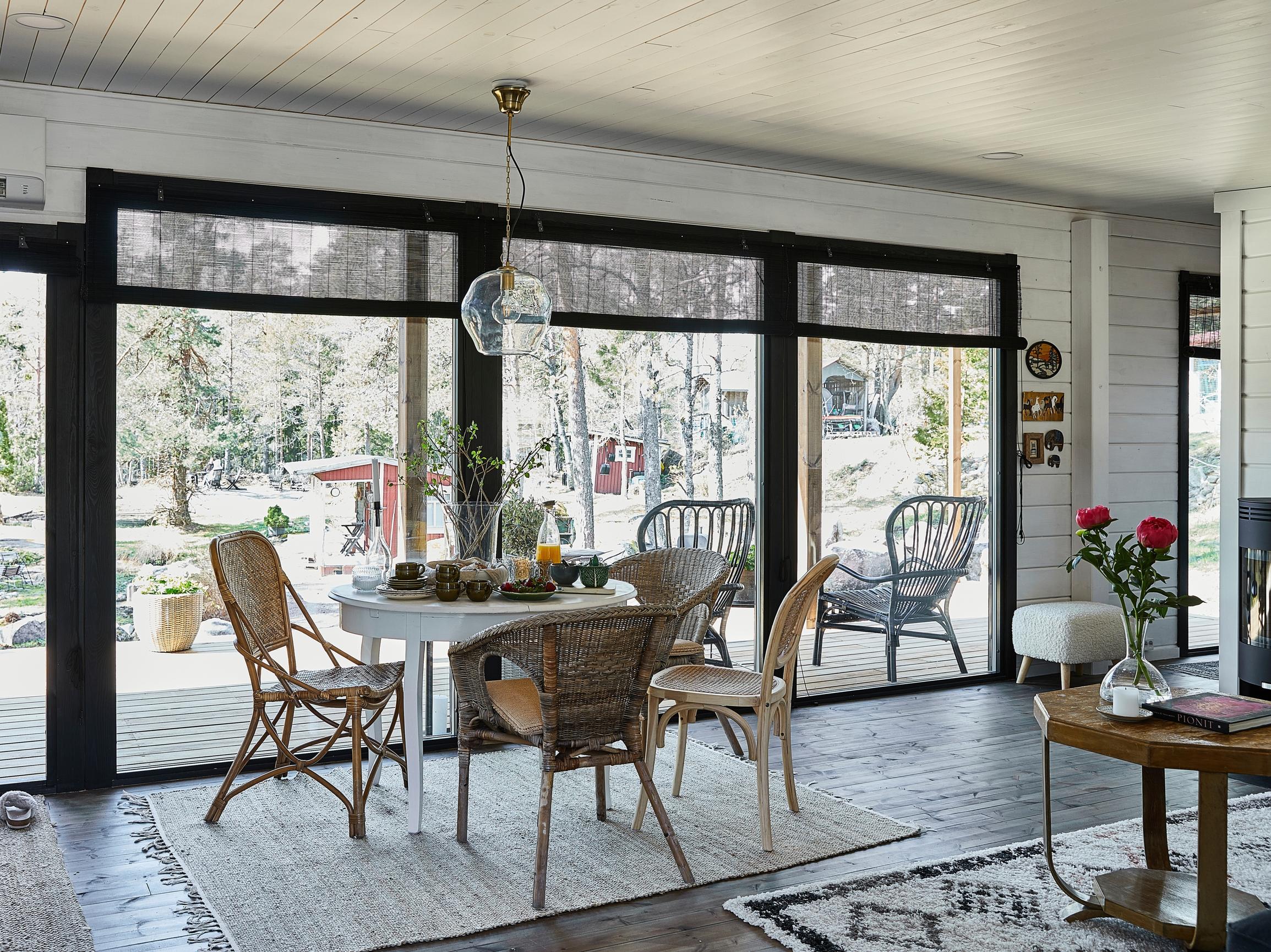 Kantovesi ja ulkohuussi upouudella mökillä! Siskokset rakennuttivat mökin ilman ylellisyyksiä – ”Sovimme kaikesta yhdessä”