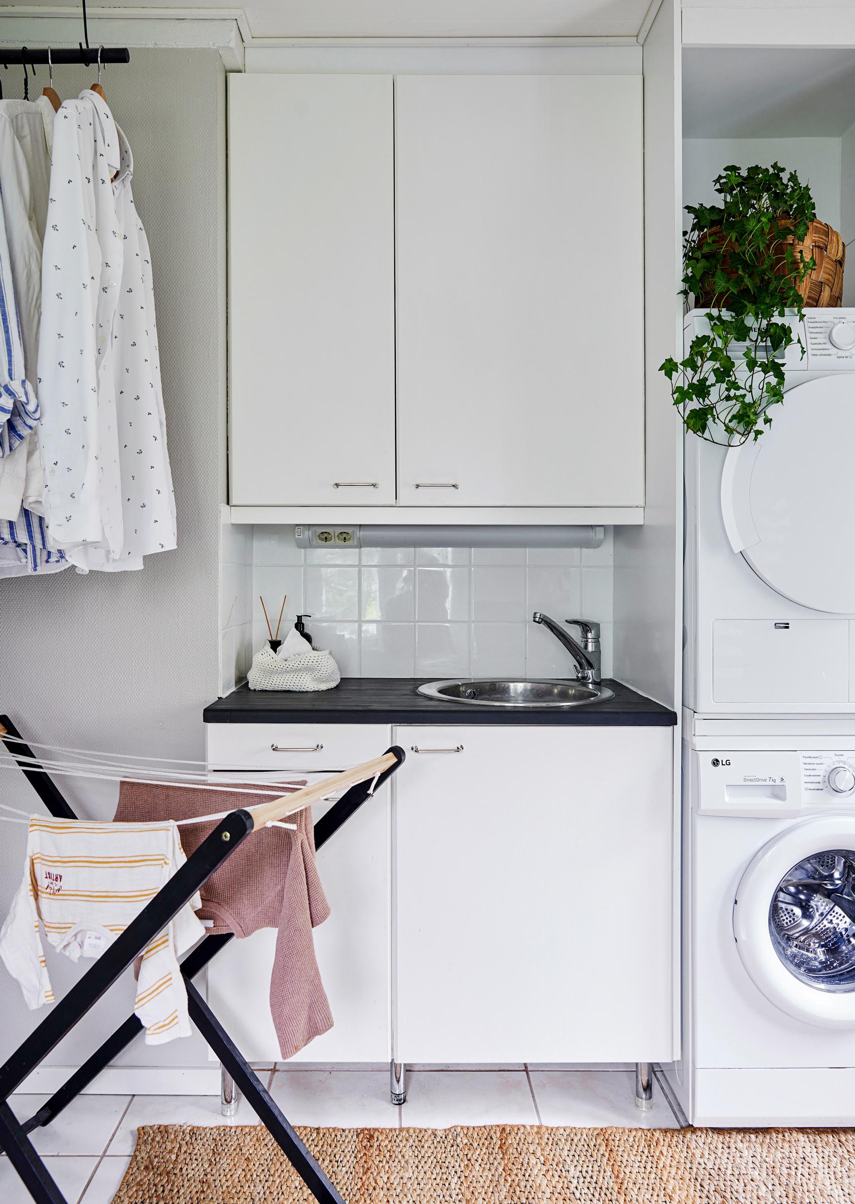 Kodinhoitohuoneen maalatut kaapit