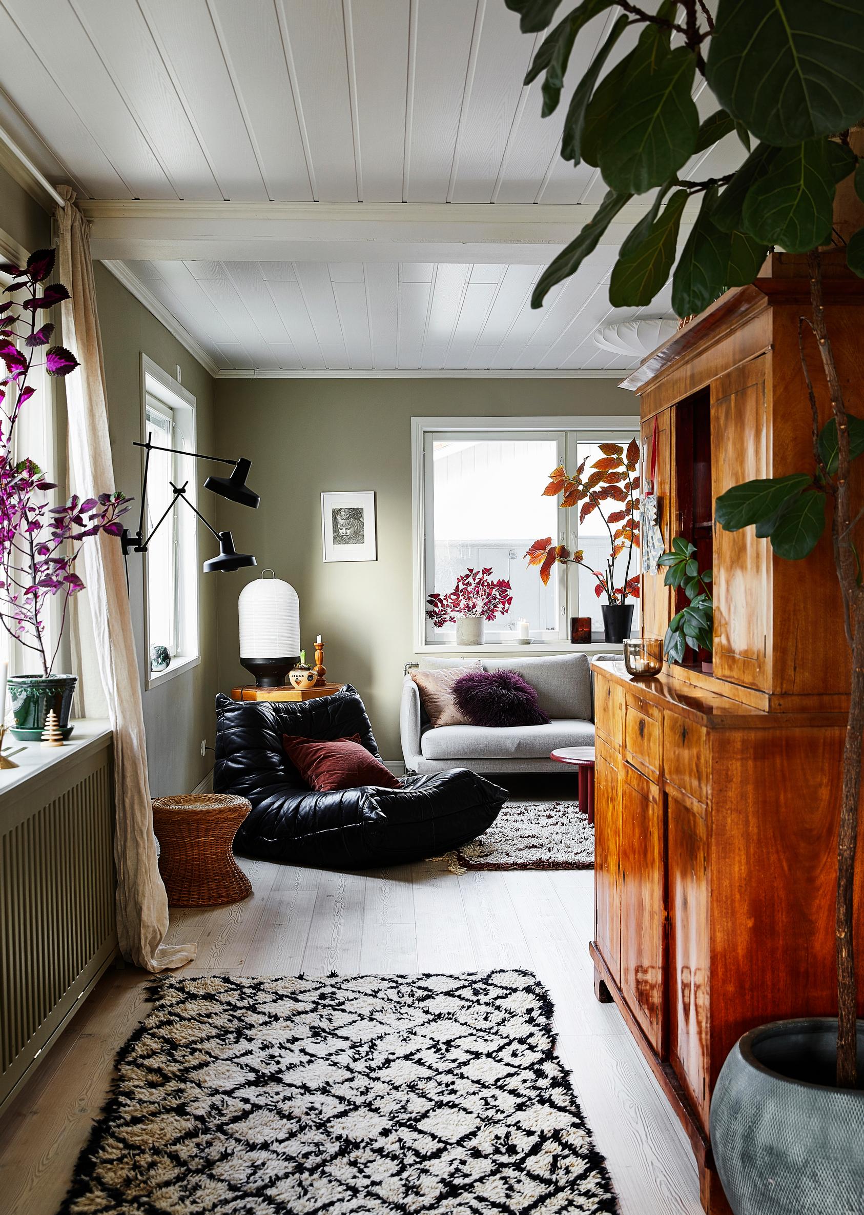 Vanha kaappi ja Ligne Roset'n Togo-tuoli