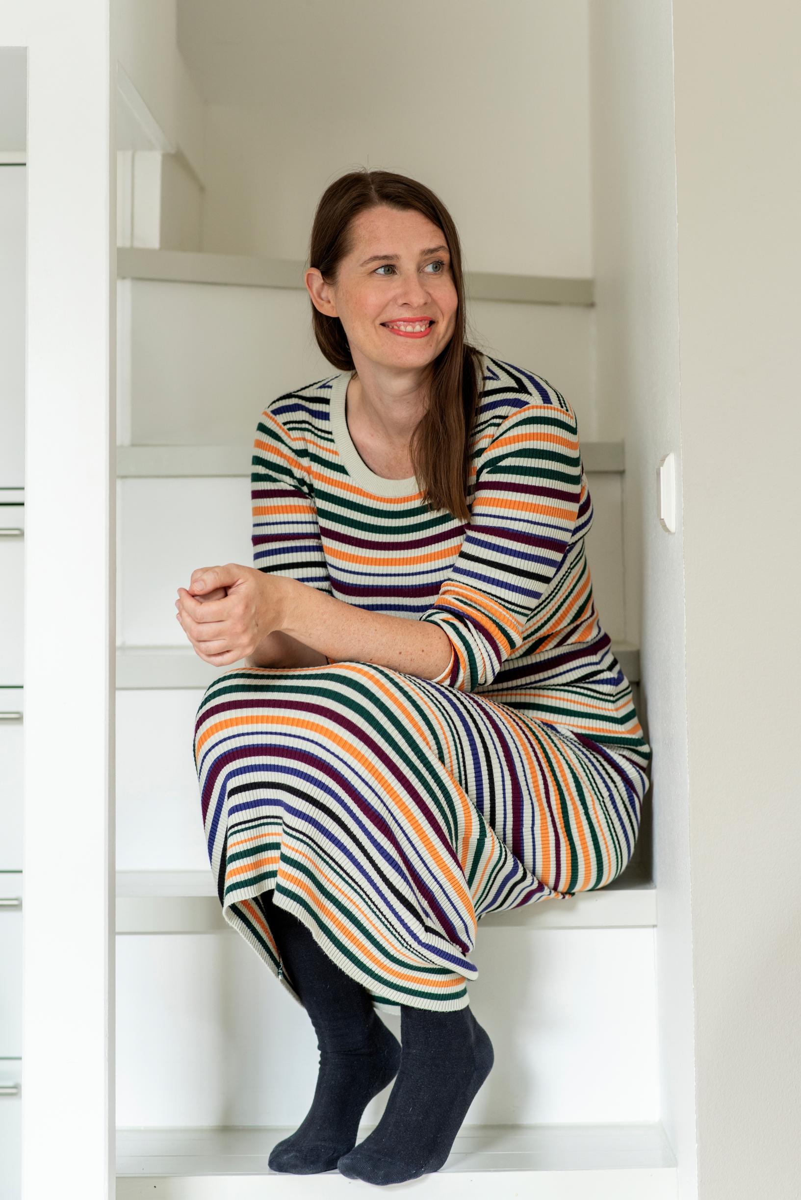 Karoliina Salonen kotinsa portailla