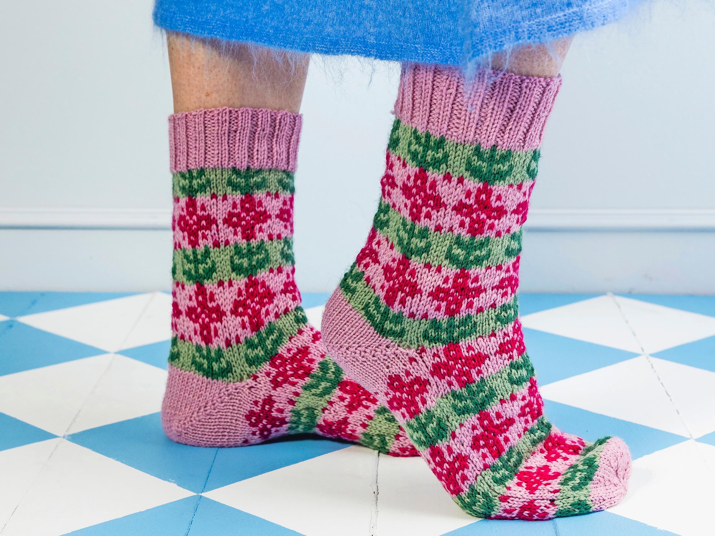 Keväisissä kirjoneulesukissa kukkivat jo vuokot – neulo omasi Jenna Kostetin ohjeella