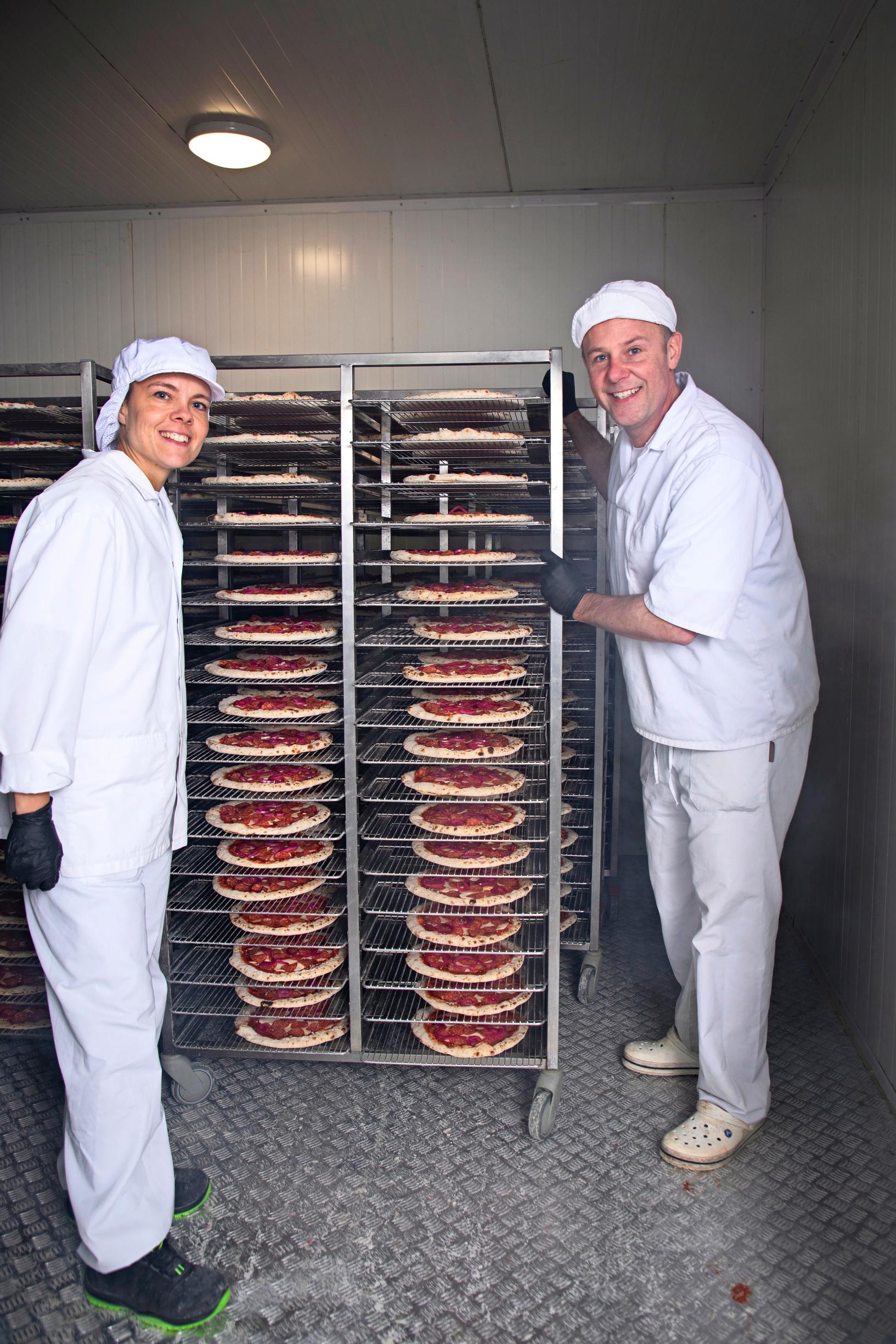 Esa Dahlström ja Pia Lähde Pizza Backenin tehtaalla.