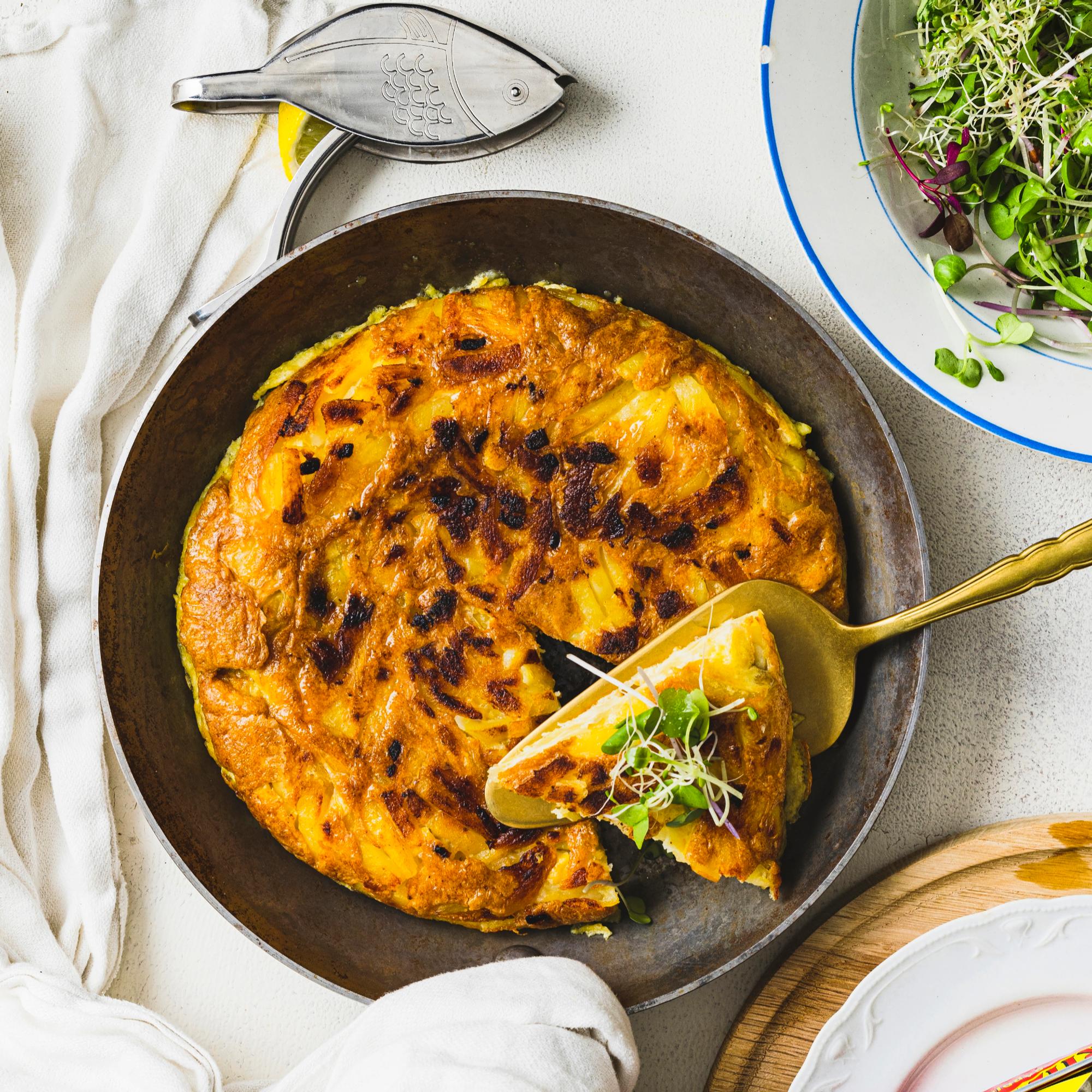 Perunatortilla – klassikkomunakas syntyy pikana valmiista peruna-sipulisekoituksesta