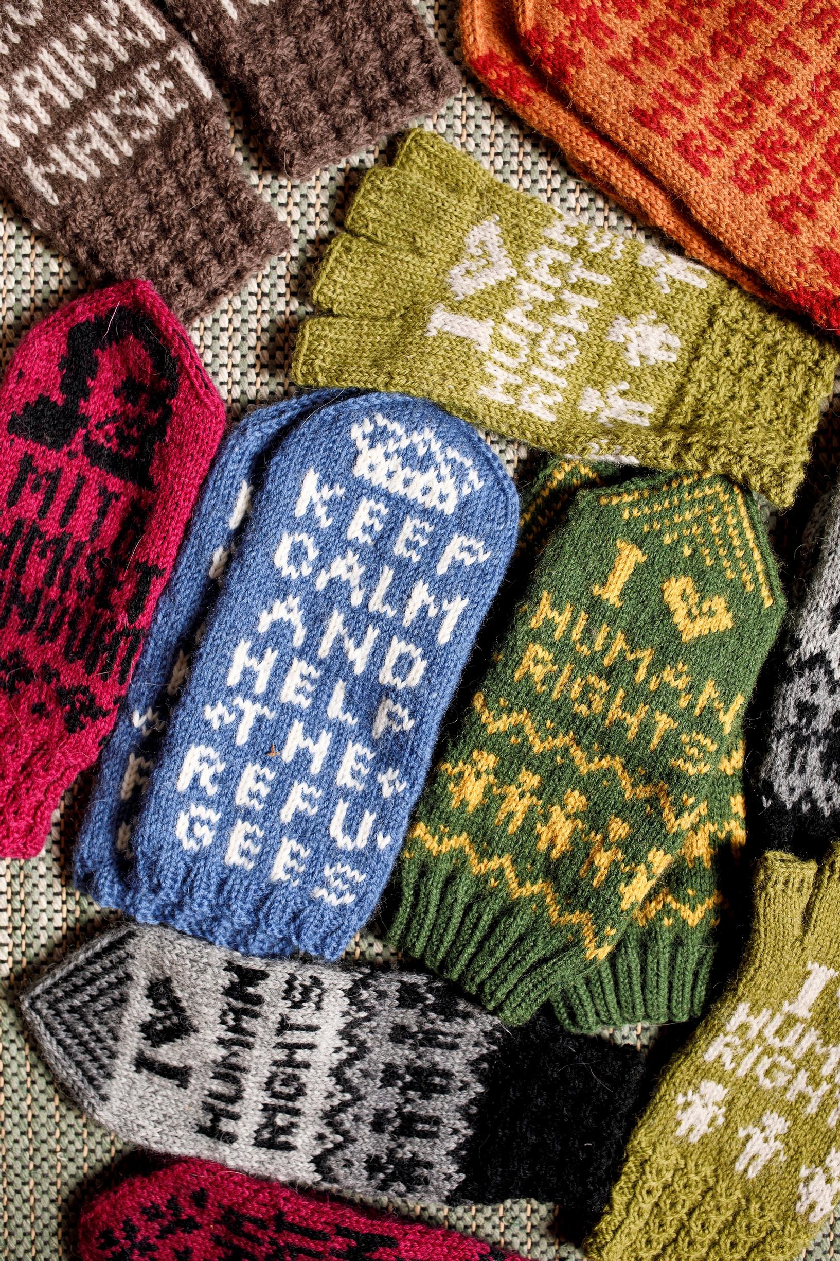 neulottuja lapasia, joissa lukee i love human rights ja keep calm and help the refugees