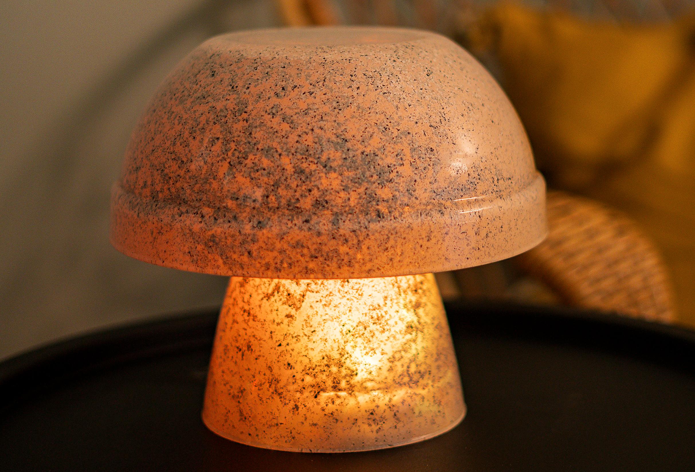 Himoitsetko retrohenkistä sienivalaisinta? Näin teet hittilampun helposti itse