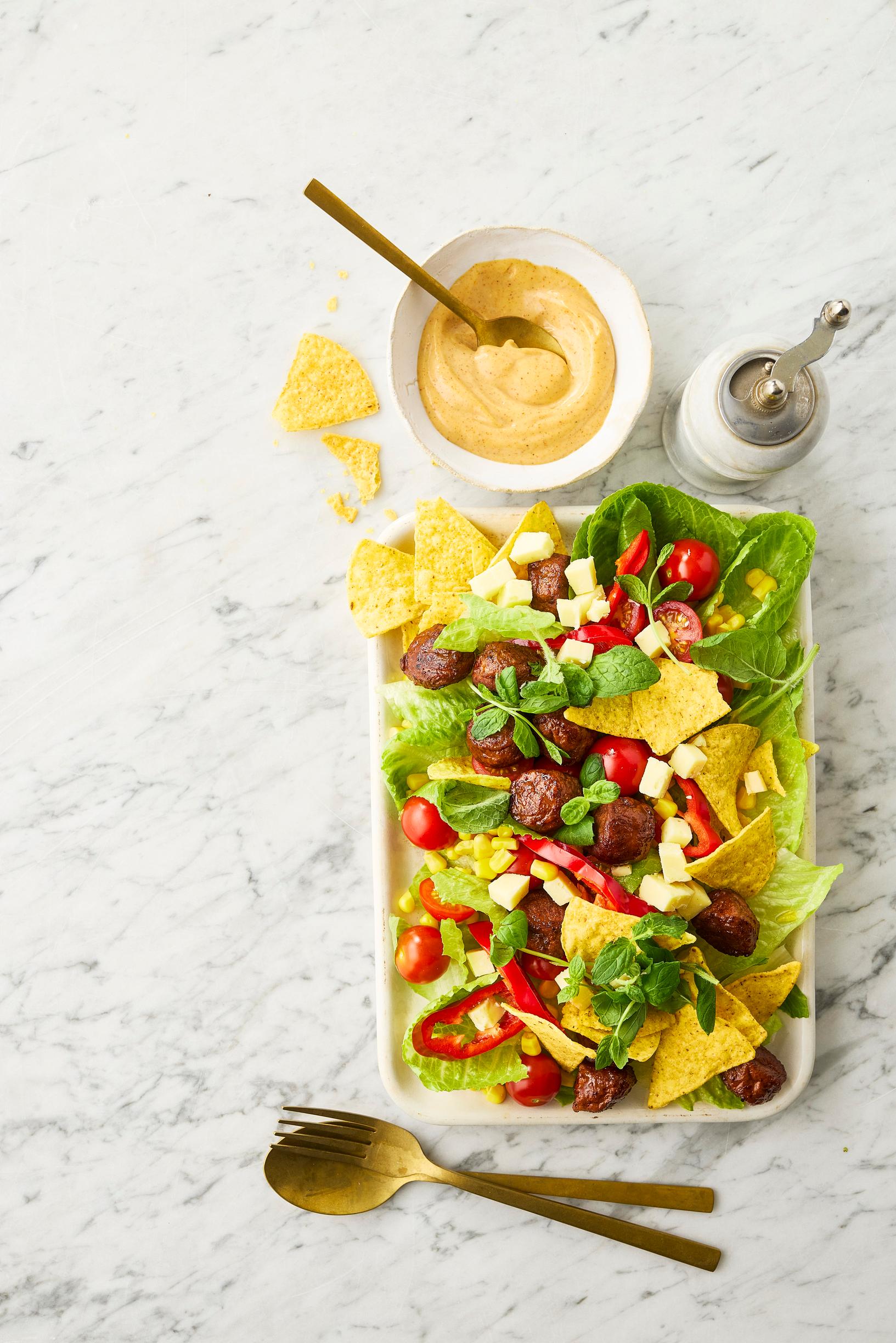 Lihapulla-tacosalaatti – nachoista ja valmislihapullista syntyy maukas ja helppo arkisalaatti
