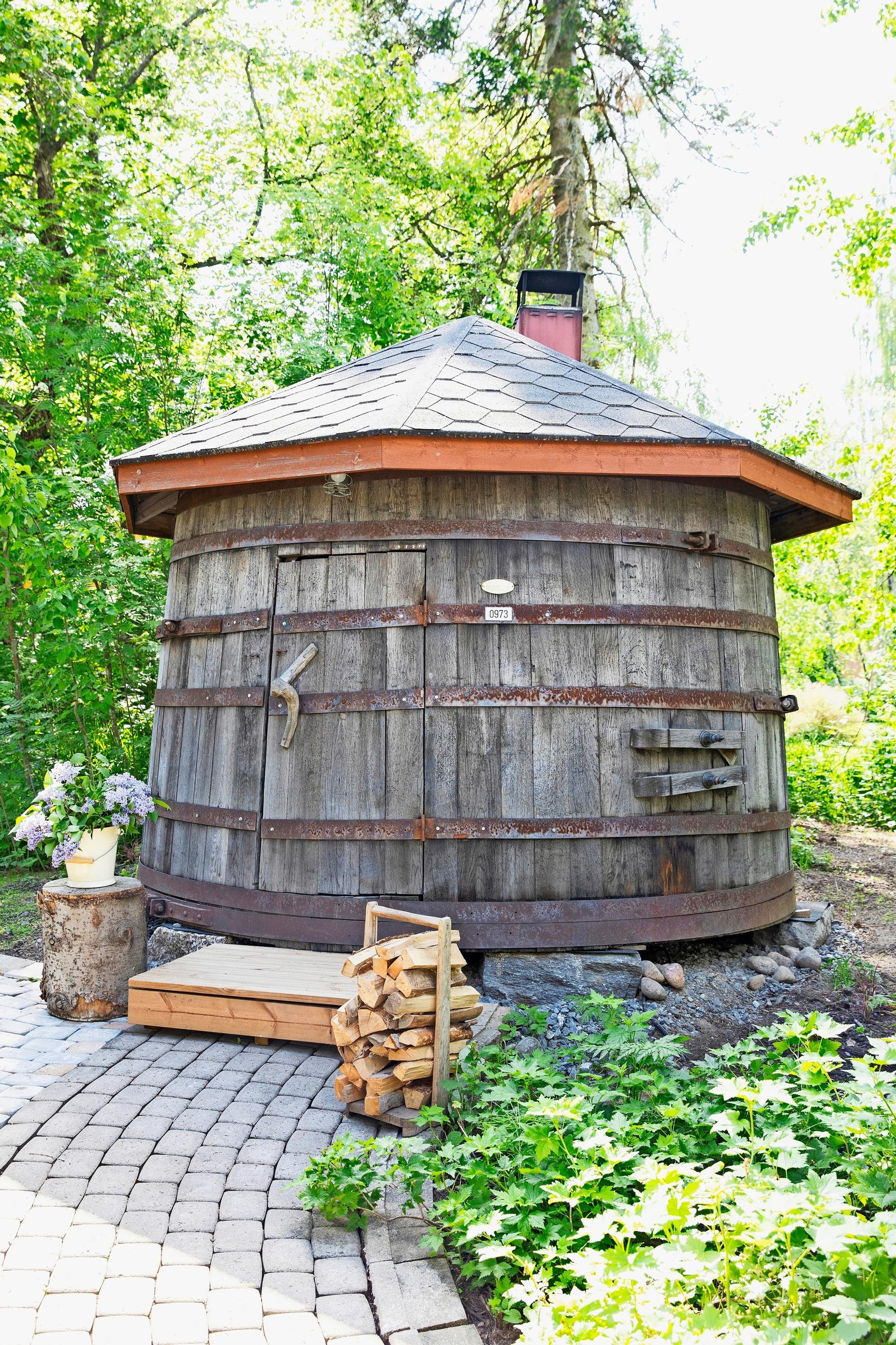 Entiseen viskitynnyriin tehty sauna