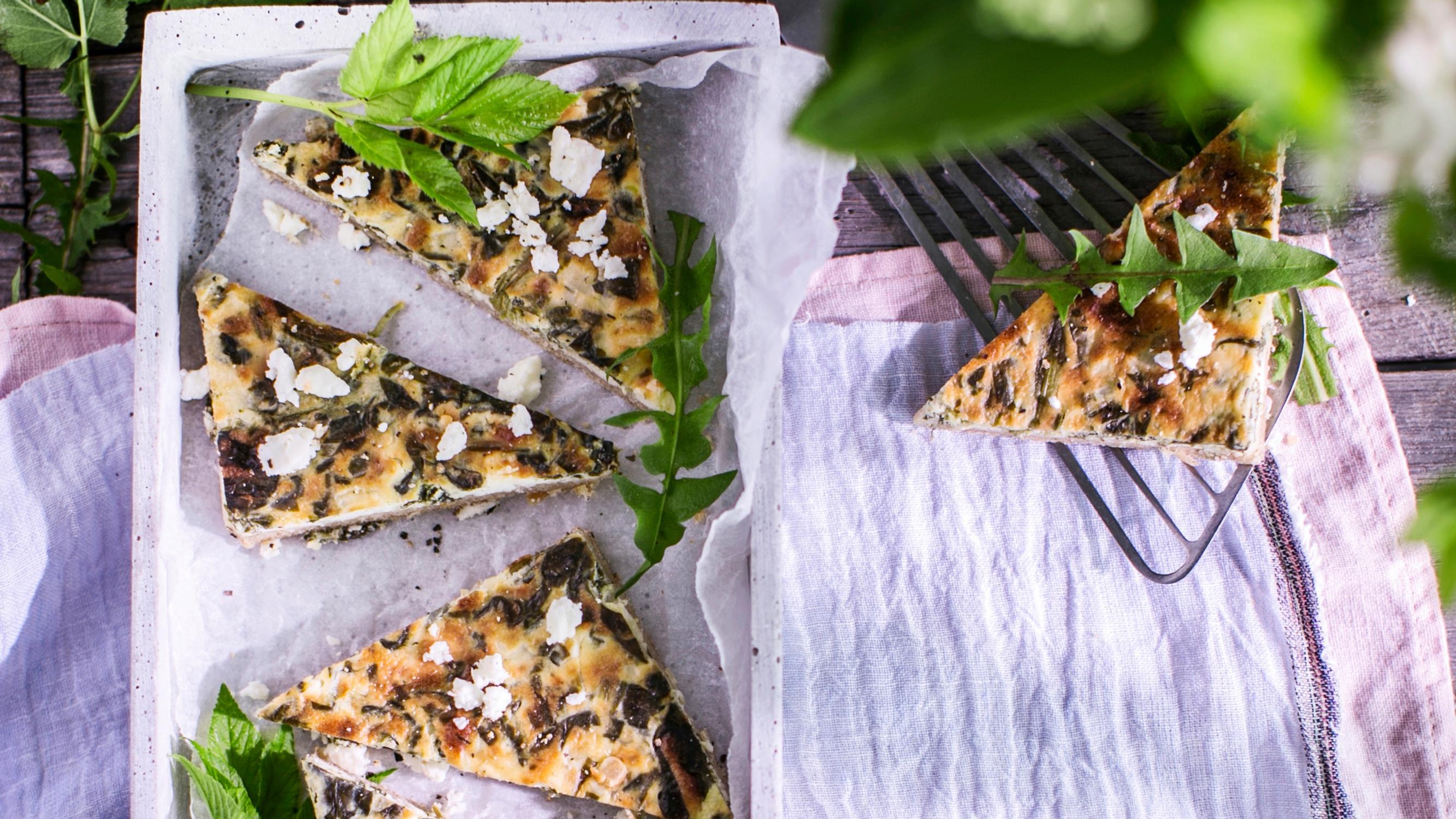 Nokkospiirakka – rakastetun feta-pinaattipiirakan villimpi versio! 